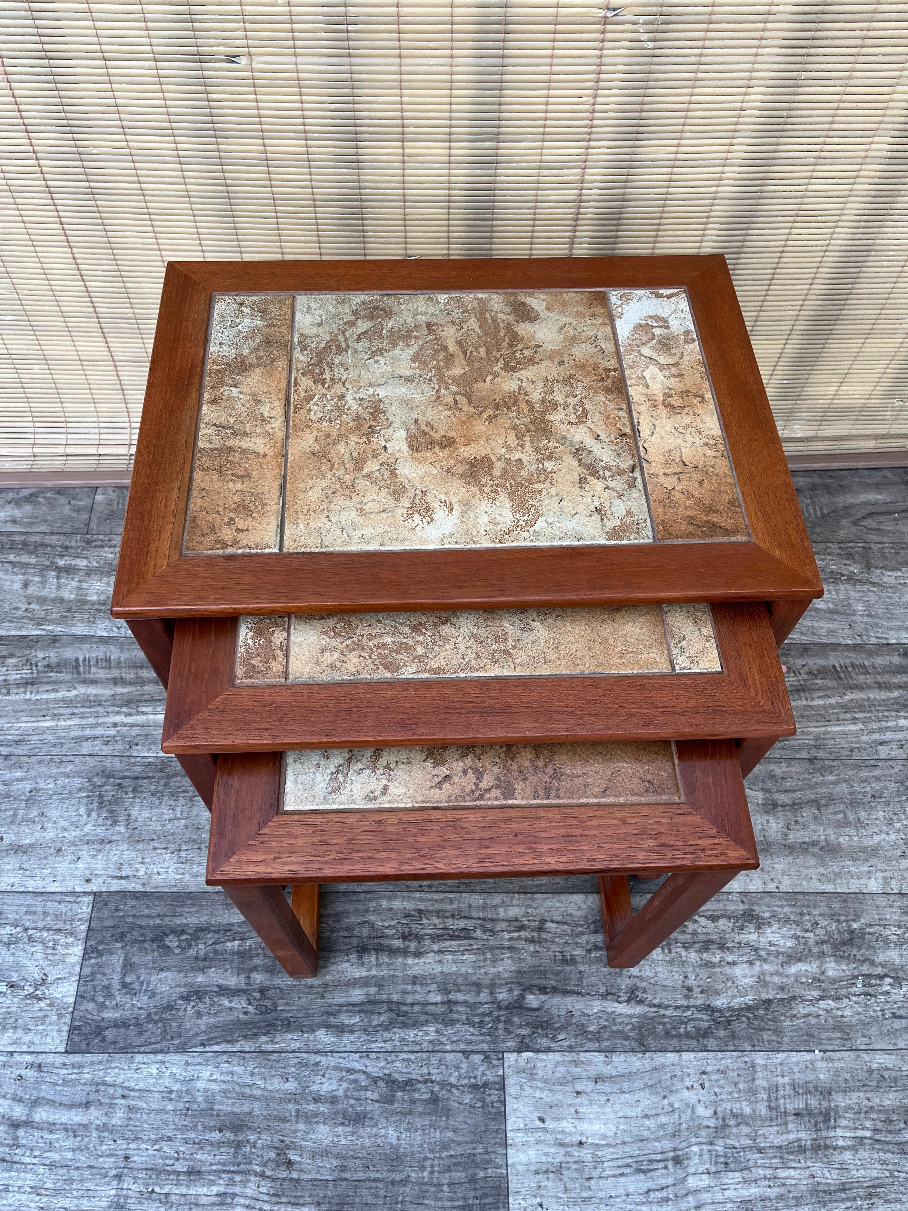 Céramique Tables gigognes en teck moderne danois du milieu du siècle avec incrustation de carreaux. Circa 1970 en vente