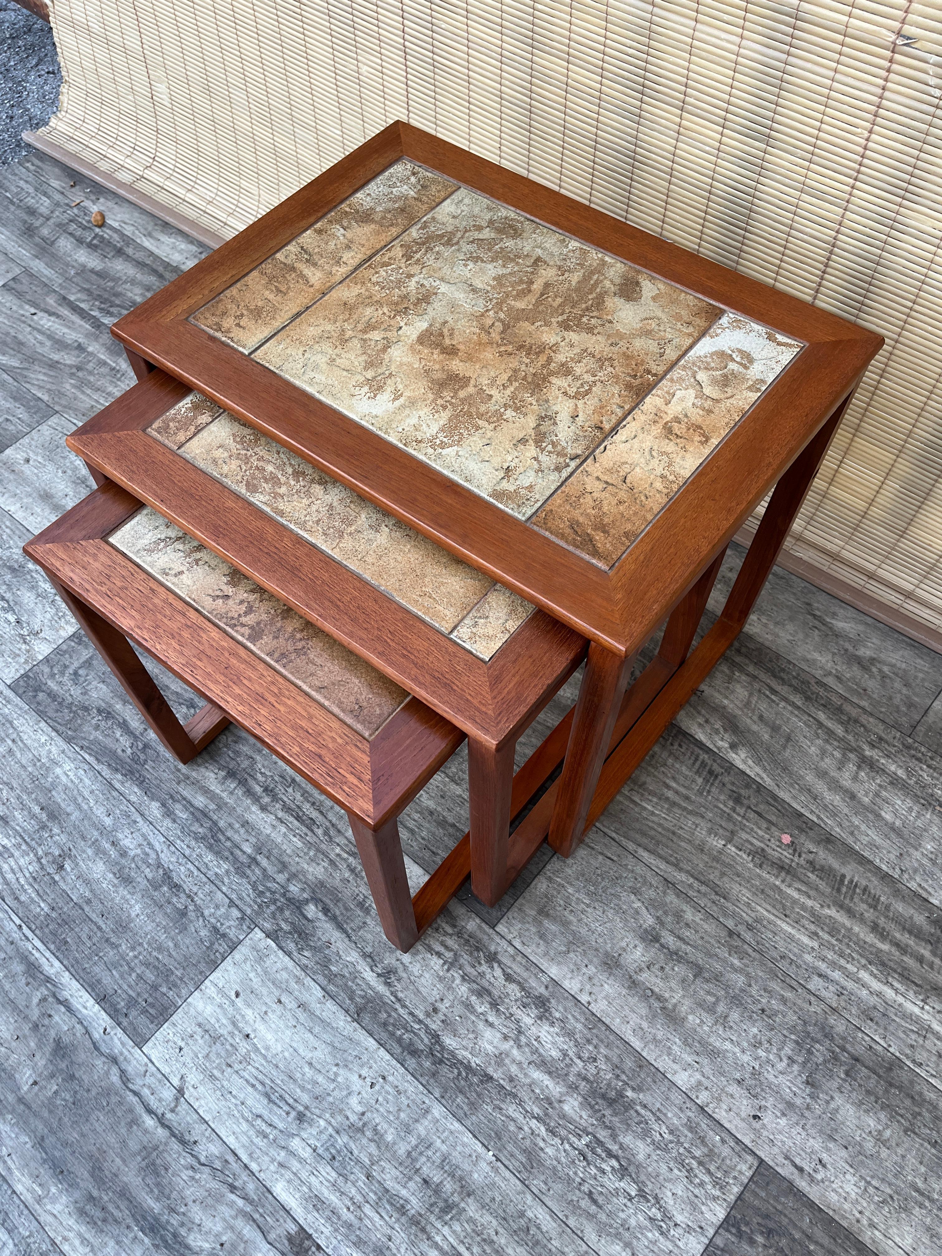 Tables gigognes en teck moderne danois du milieu du siècle avec incrustation de carreaux. Circa 1970 en vente 1