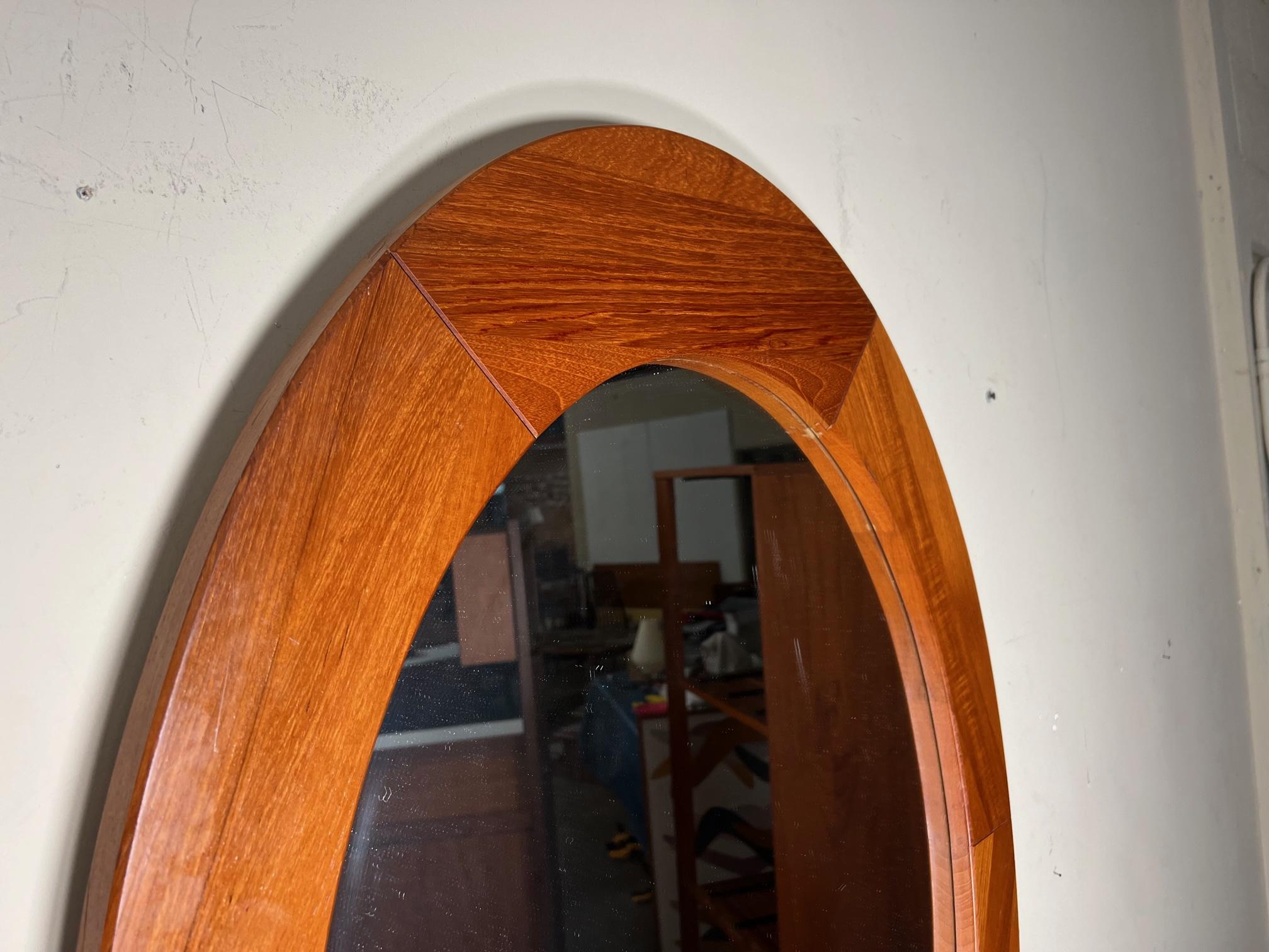 Amazing Danish teak oval mirror. Designed by Pedersen & Hansen and made by Viby J. Original paper label at the back.
Beautifully crafted teak frame surrounds a 32