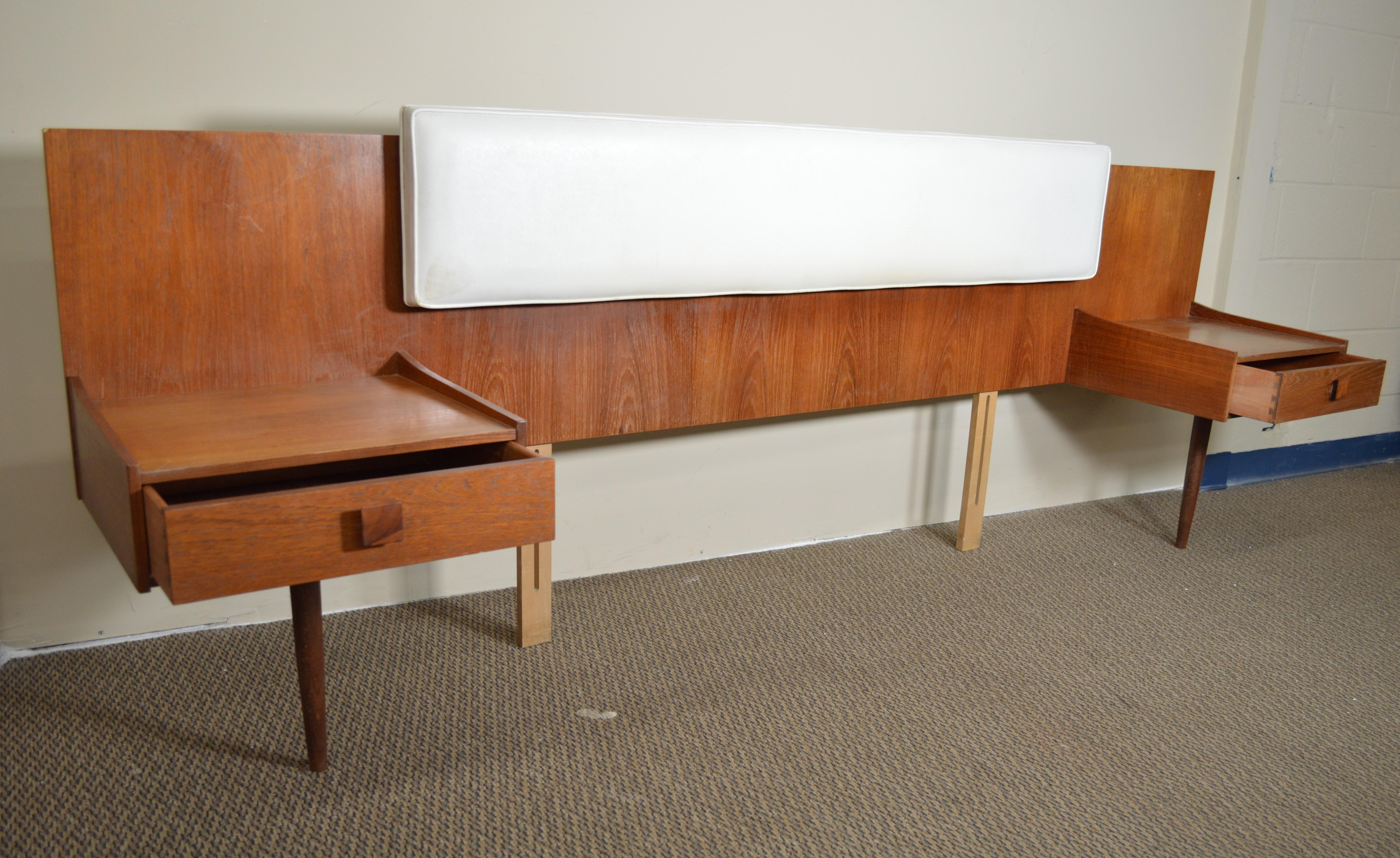 Fantastic queen size headboard. Designed by Kofod Larsen for G Plan. Signed in the drawers. Teak veneer.

Featuring 2 floating nightstands with a drawer. Rosewood square handles. Adjustable white vinyl head rest. Head rest can be tilted as shown