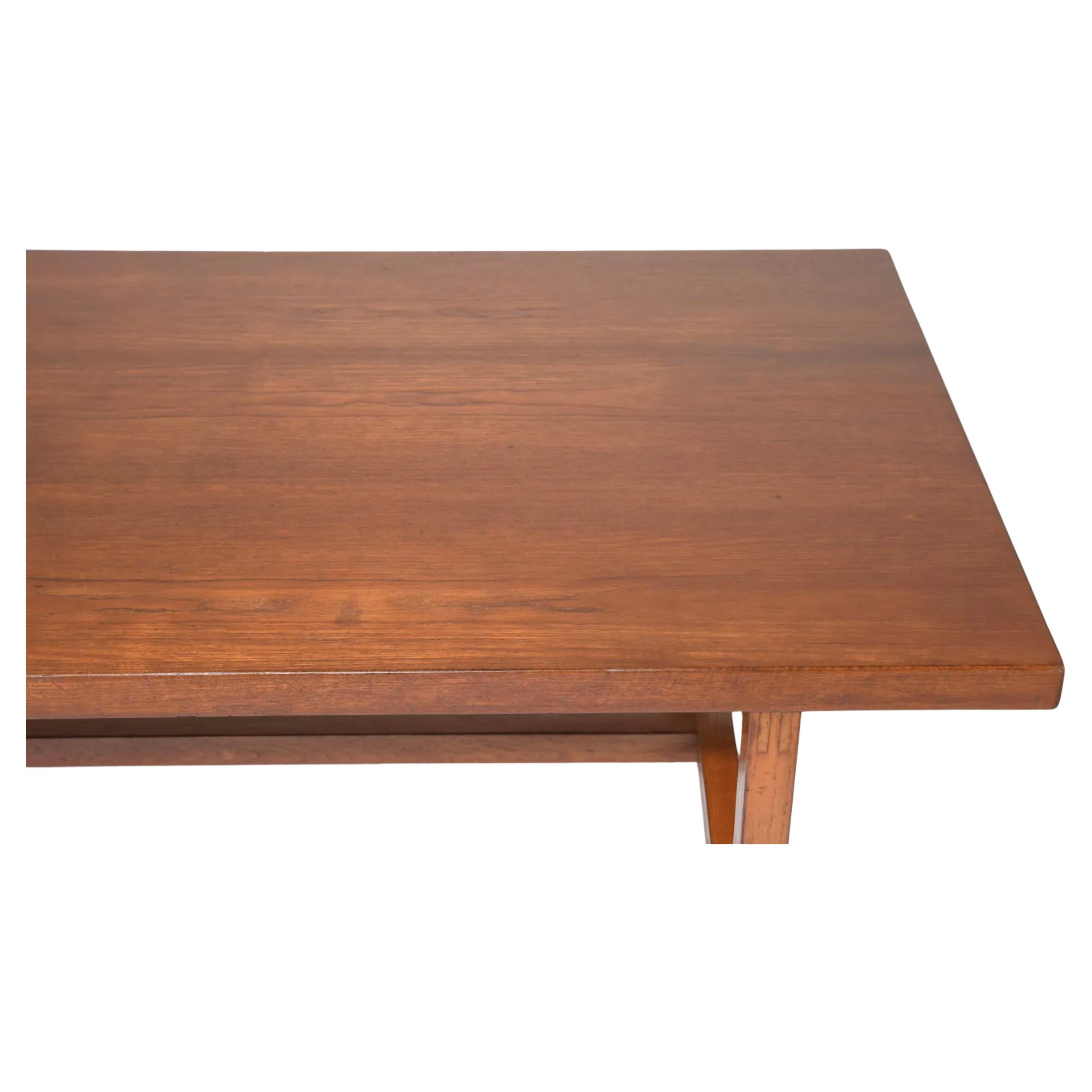 Table de salle à manger rectangulaire en teck, fabriquée au Danemark. Montre une utilisation et une usure normales - table prête à l'emploi. Beaux joints en bois. Pas de feuilles ou d'extensions, juste une table solide. Peut accueillir de 4 à 6