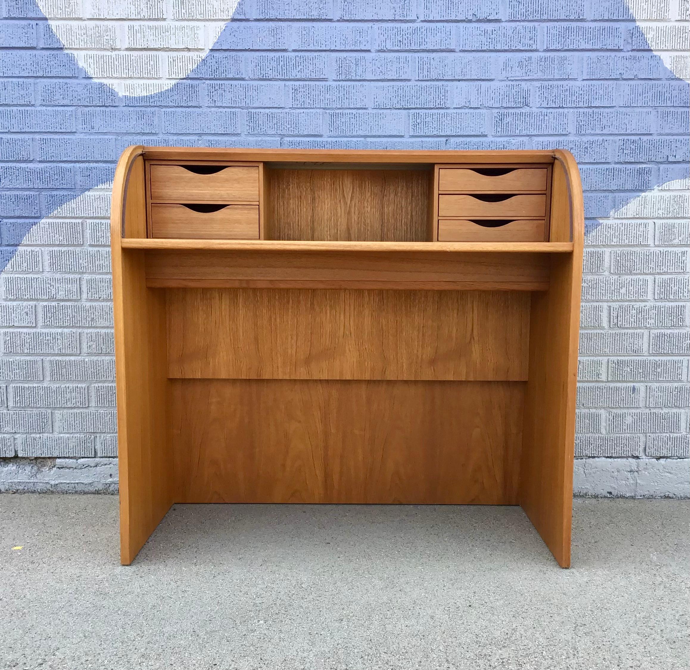 Scrivania moderna danese di metà secolo in teak Rolle in vendita 3