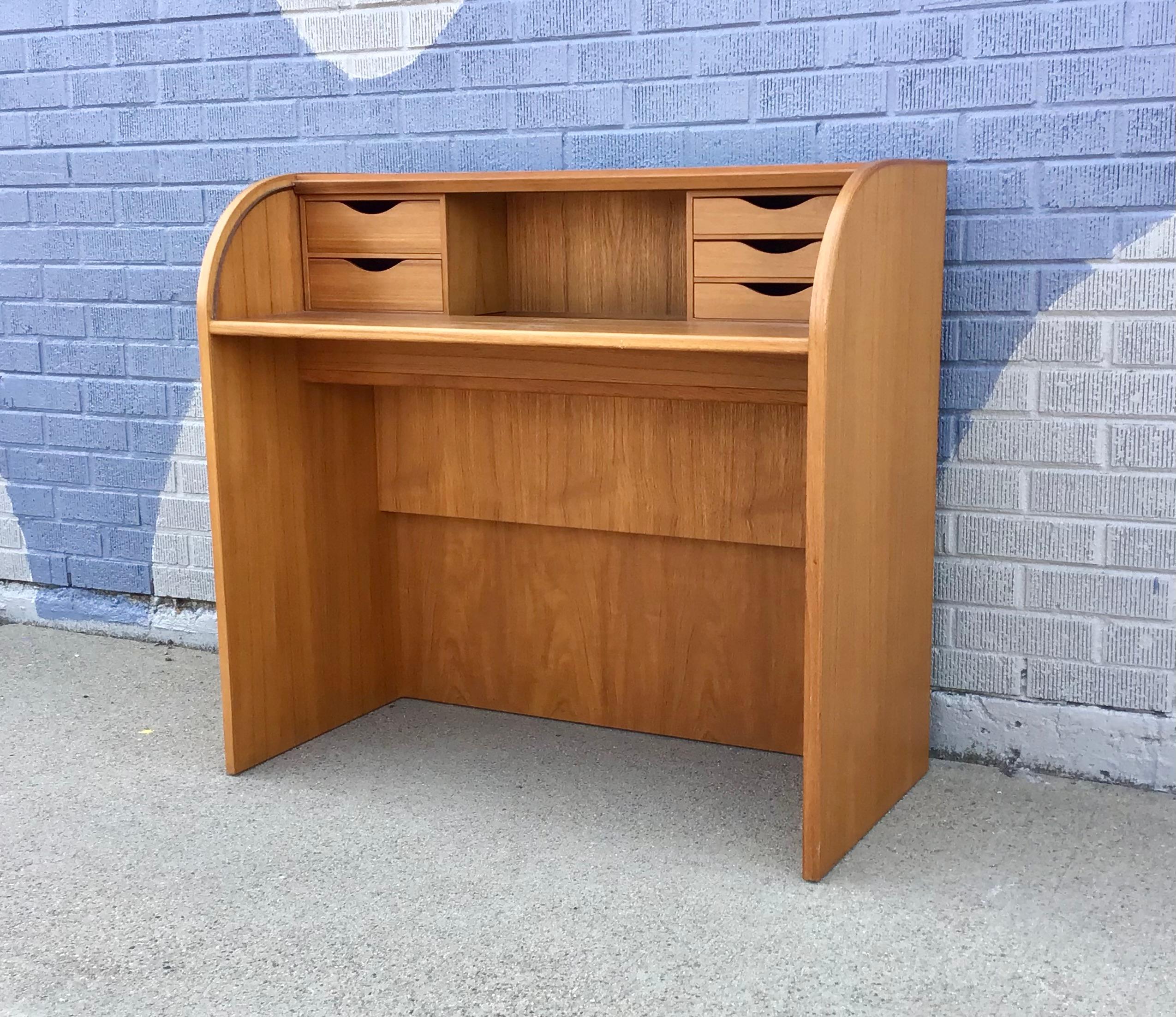 Scrivania moderna danese di metà secolo in teak Rolle in vendita 4