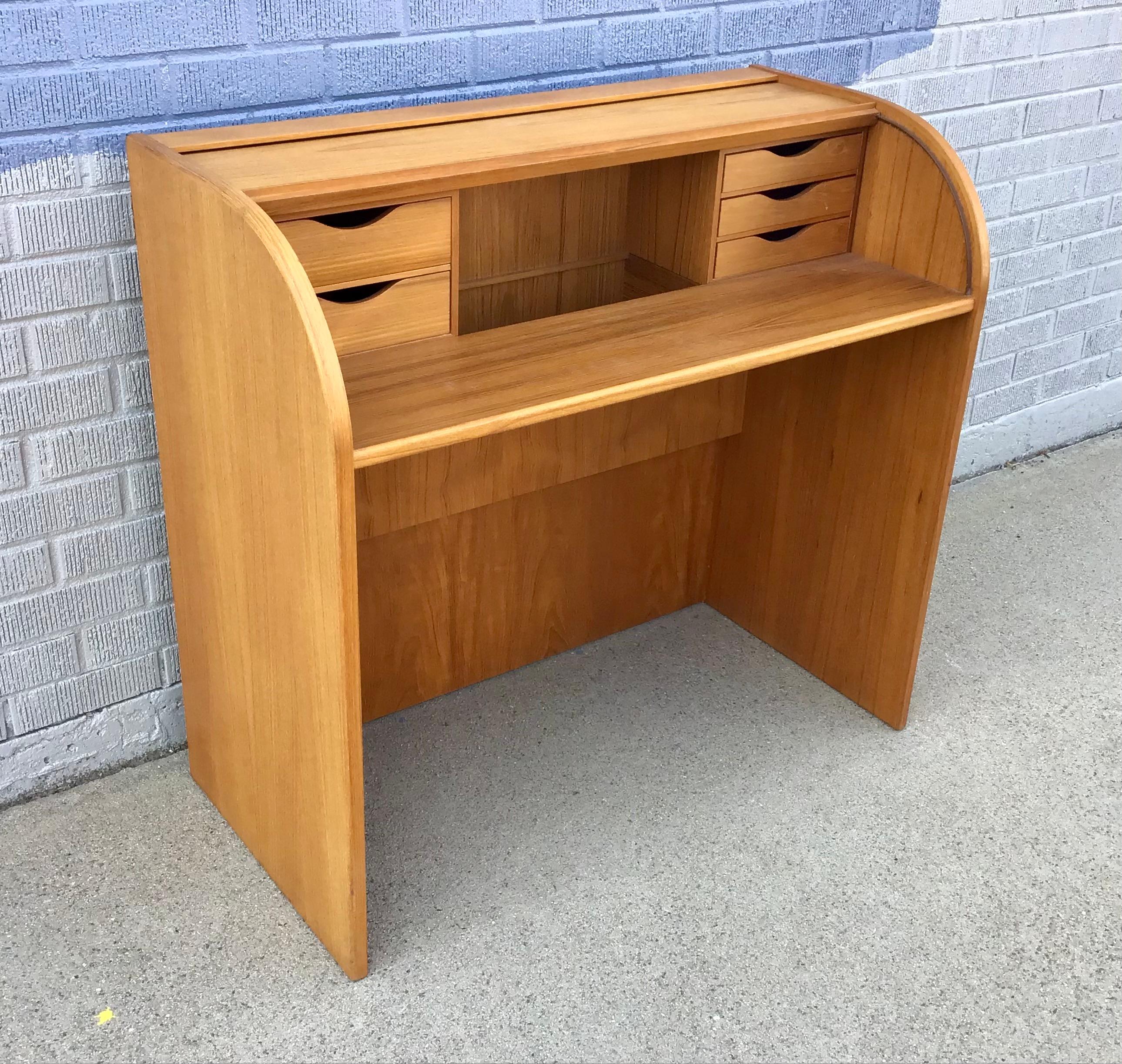 Questa scrivania moderna danese di metà secolo in teak è perfettamente compatta ma contiene una grande quantità di oggetti. Stampigliato 