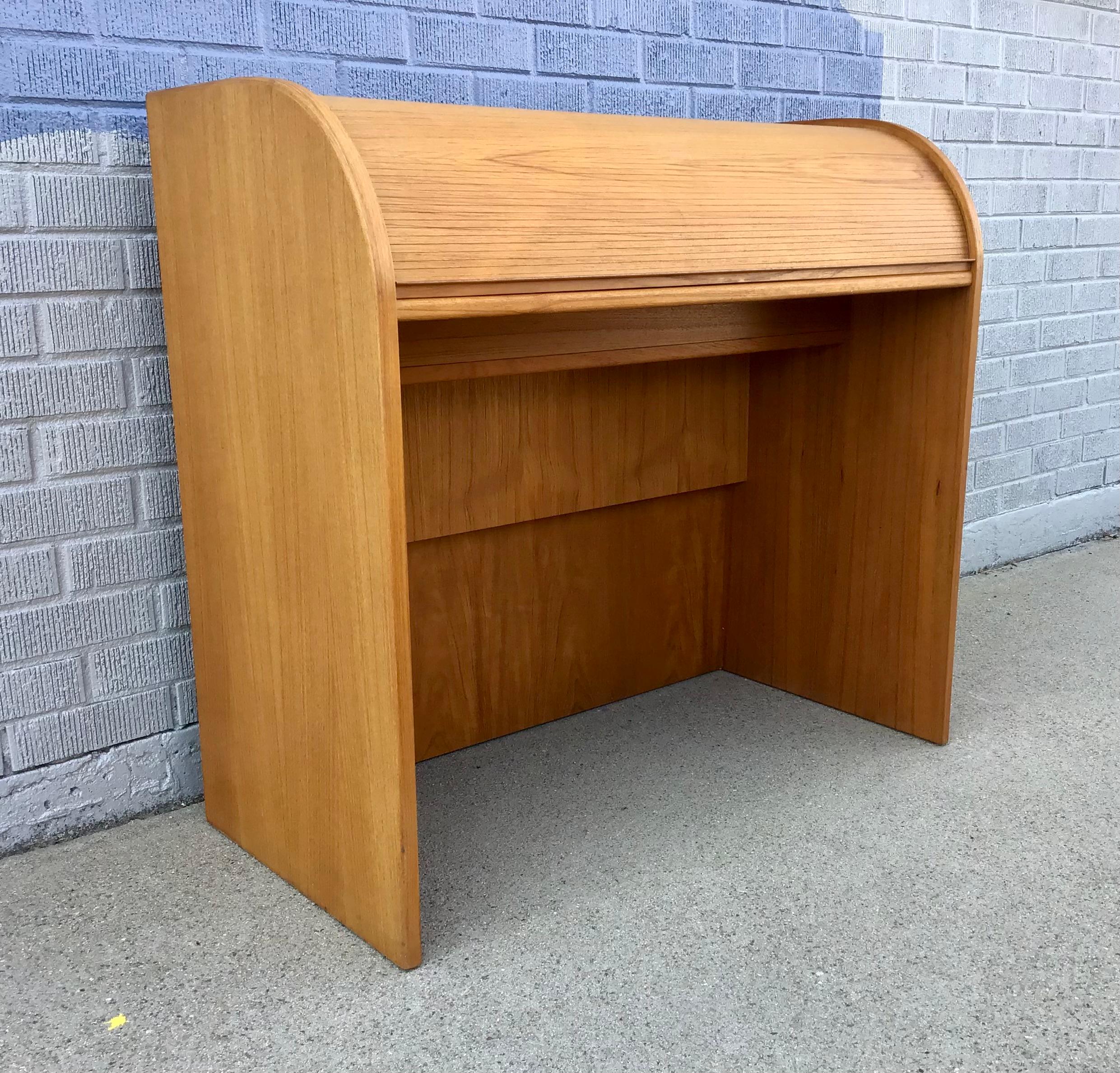 Scandinavo moderno Scrivania moderna danese di metà secolo in teak Rolle in vendita