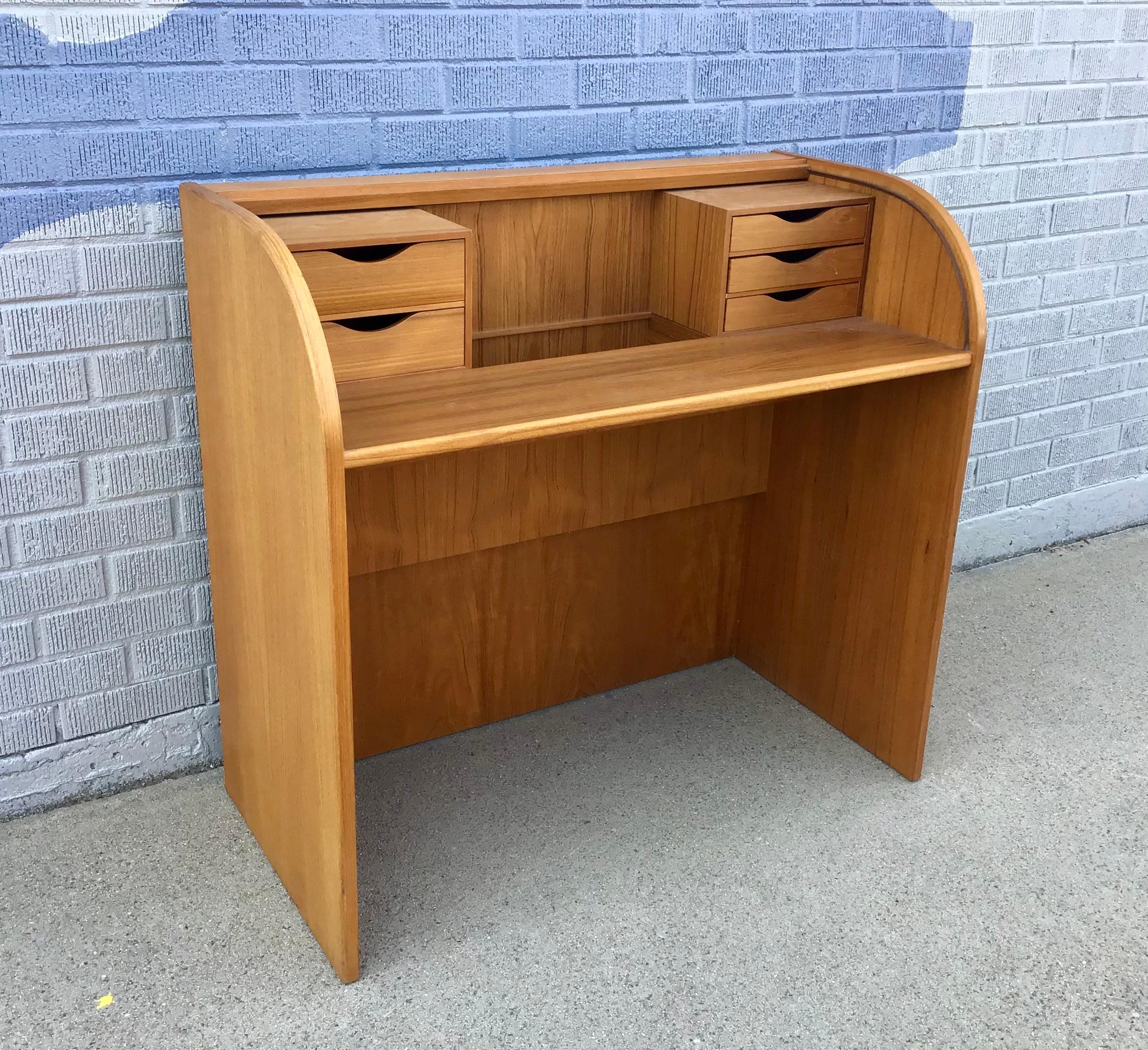Danese Scrivania moderna danese di metà secolo in teak Rolle in vendita