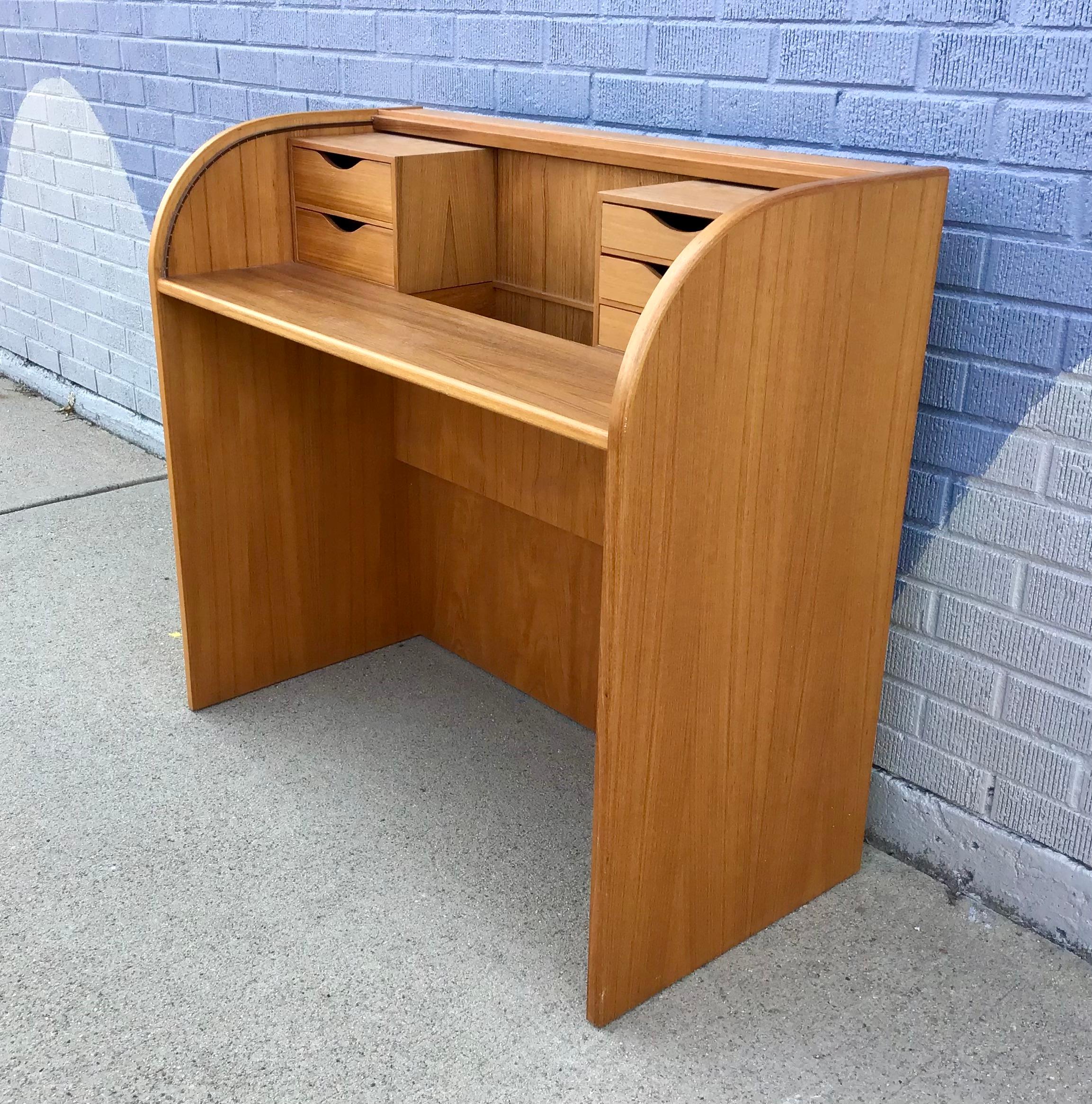 XX secolo Scrivania moderna danese di metà secolo in teak Rolle in vendita