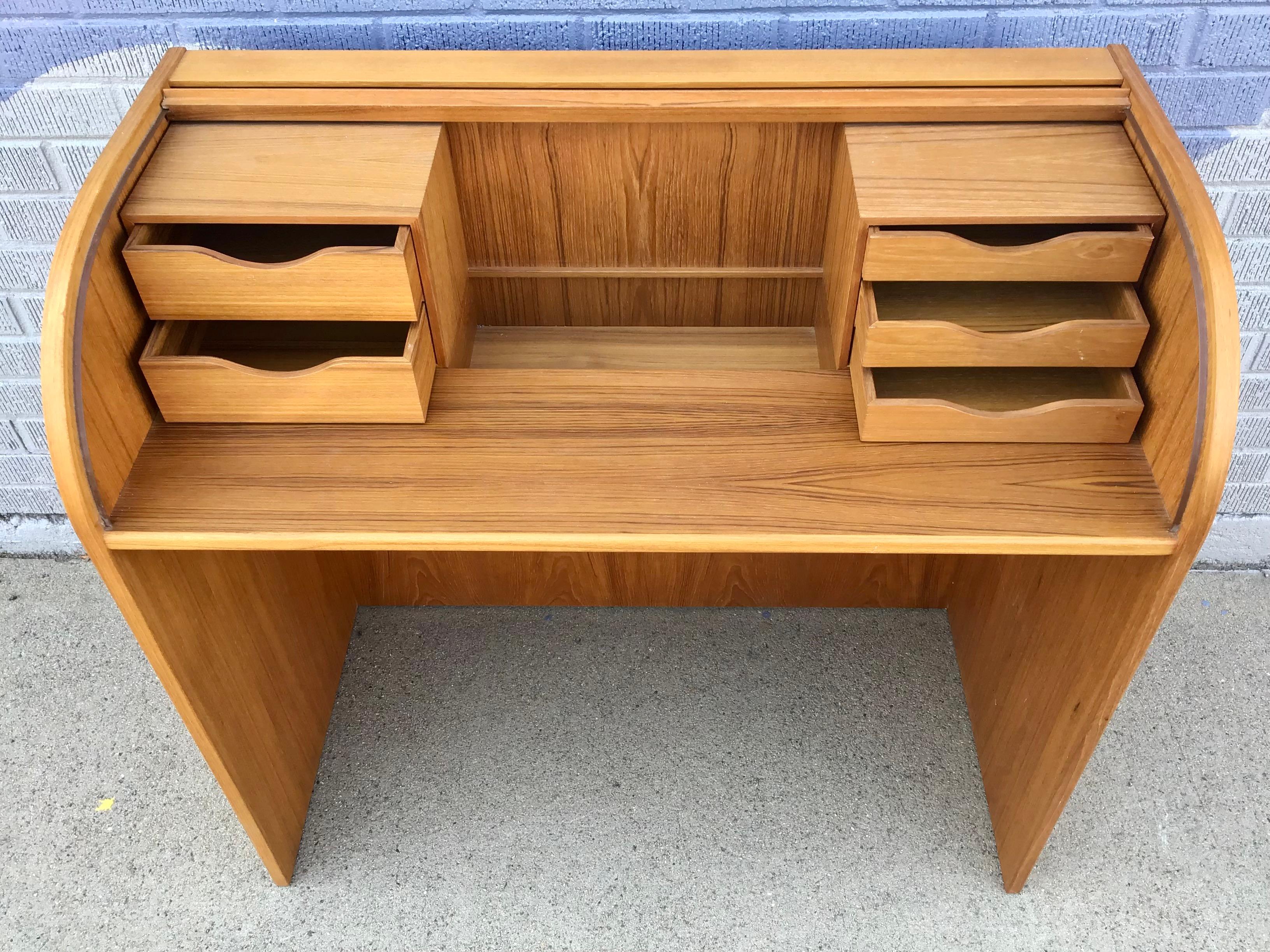Teak Scrivania moderna danese di metà secolo in teak Rolle in vendita
