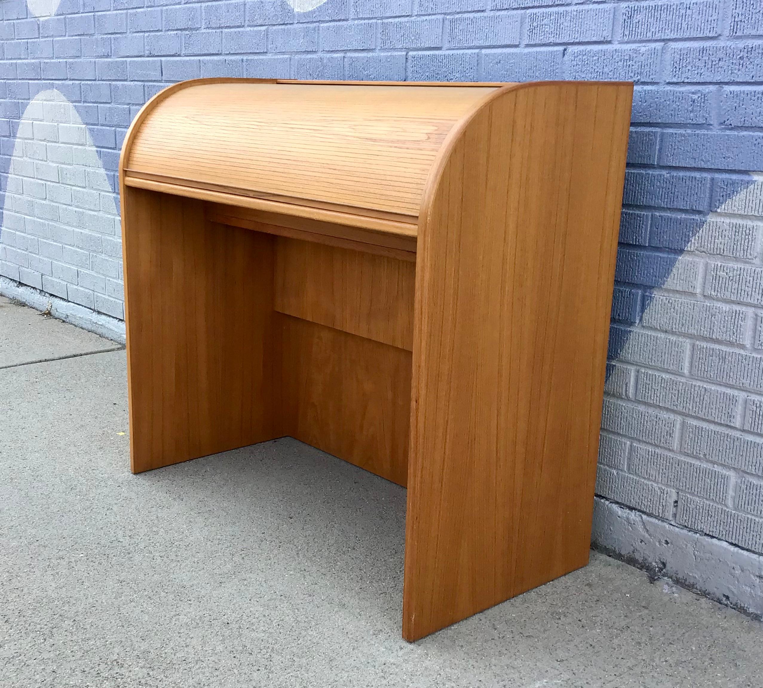Scrivania moderna danese di metà secolo in teak Rolle in vendita 1