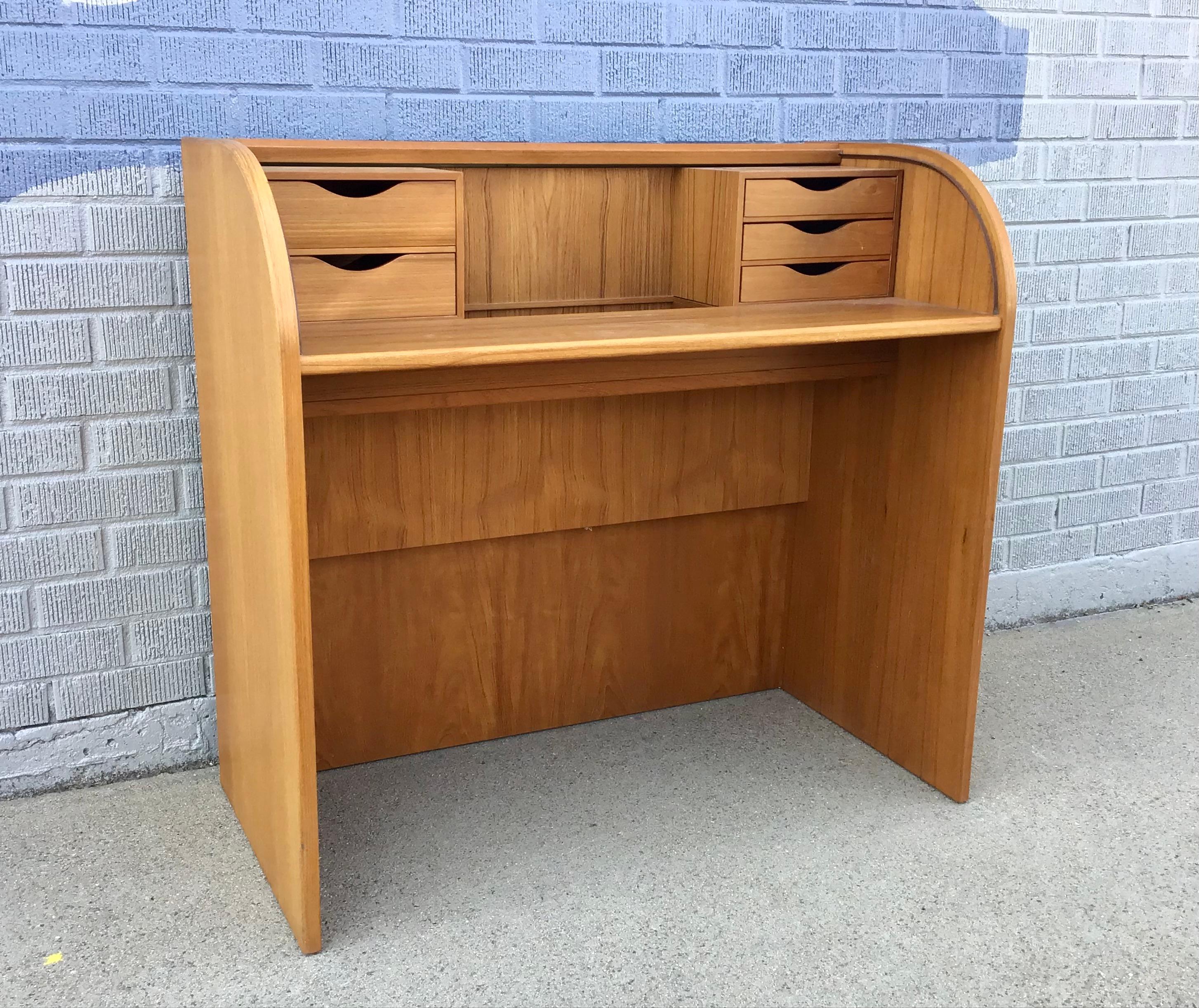 Scrivania moderna danese di metà secolo in teak Rolle in vendita 2