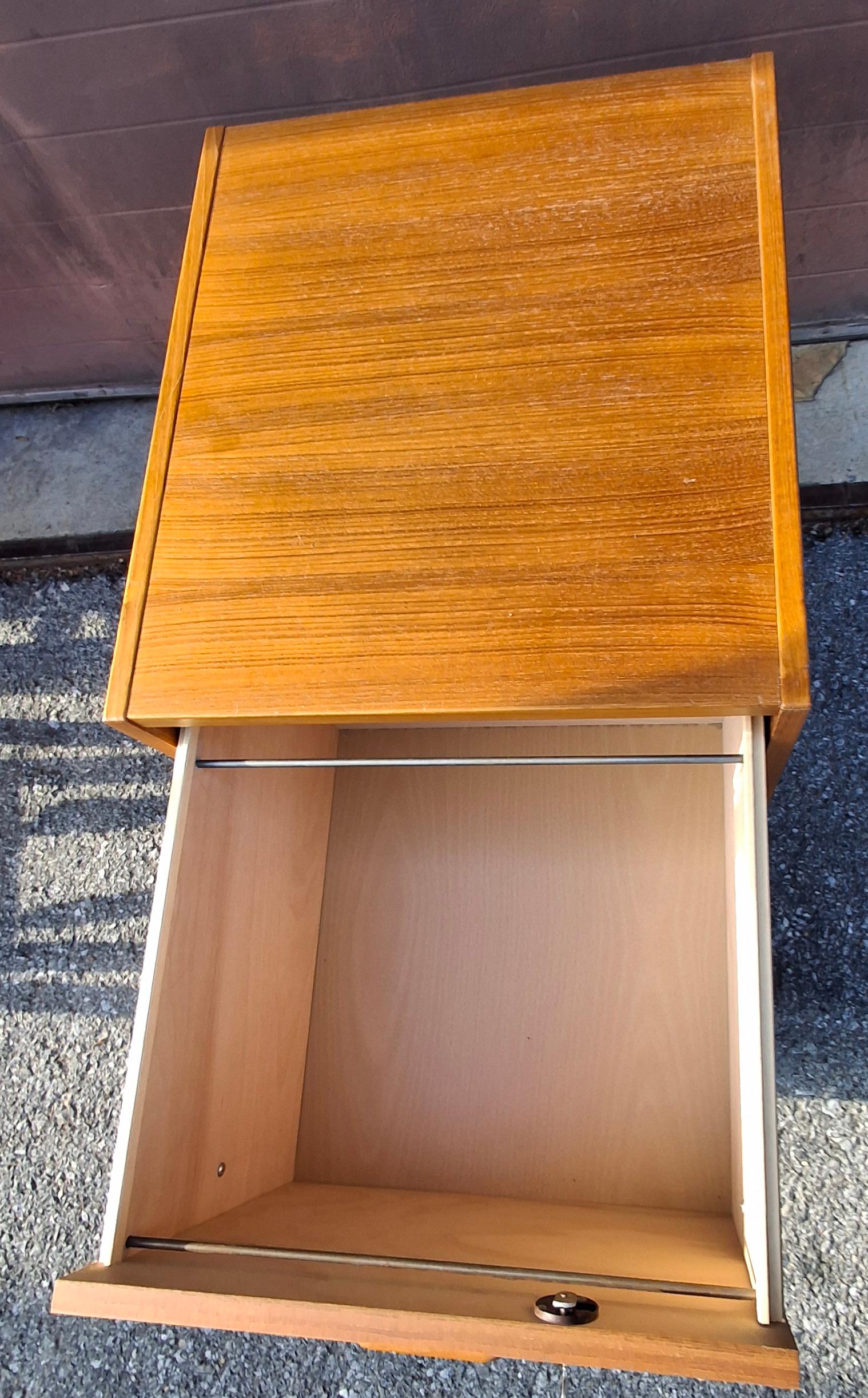 Mid-Century Danish Modern Teak Rolling and Locking Filing Cabinet in vendita 3