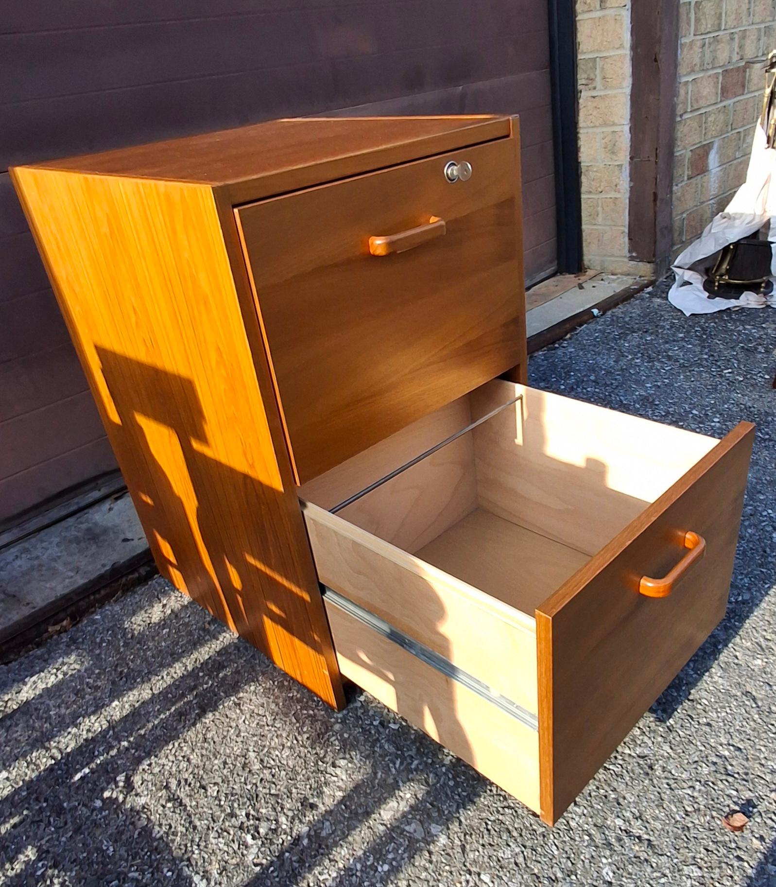 Mid-Century Danish Modern Teak Rolling and Locking Filing Cabinet in vendita 4