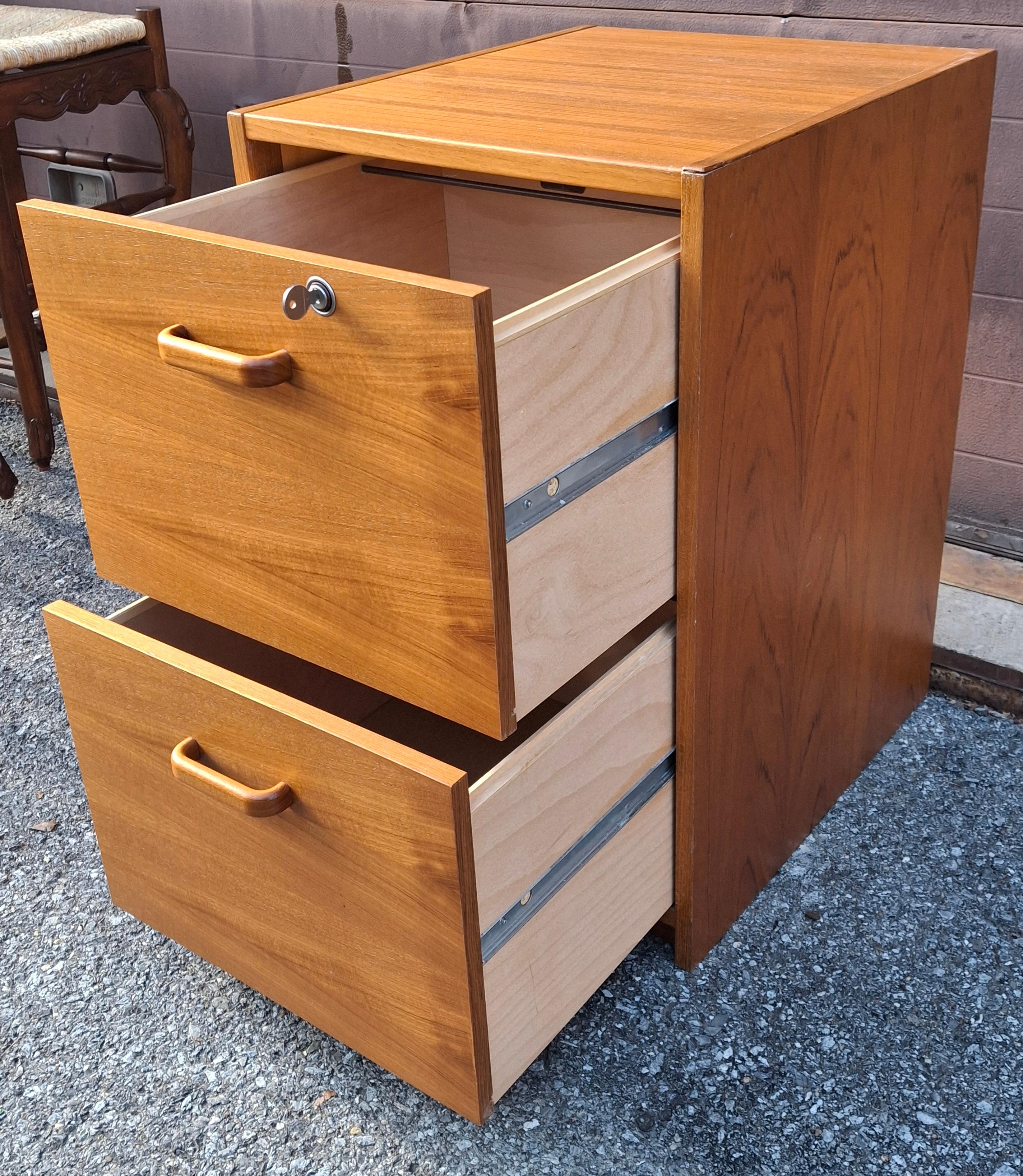 Mid-Century Danish Modern Teak Rolling and Locking Filing Cabinet in vendita 5
