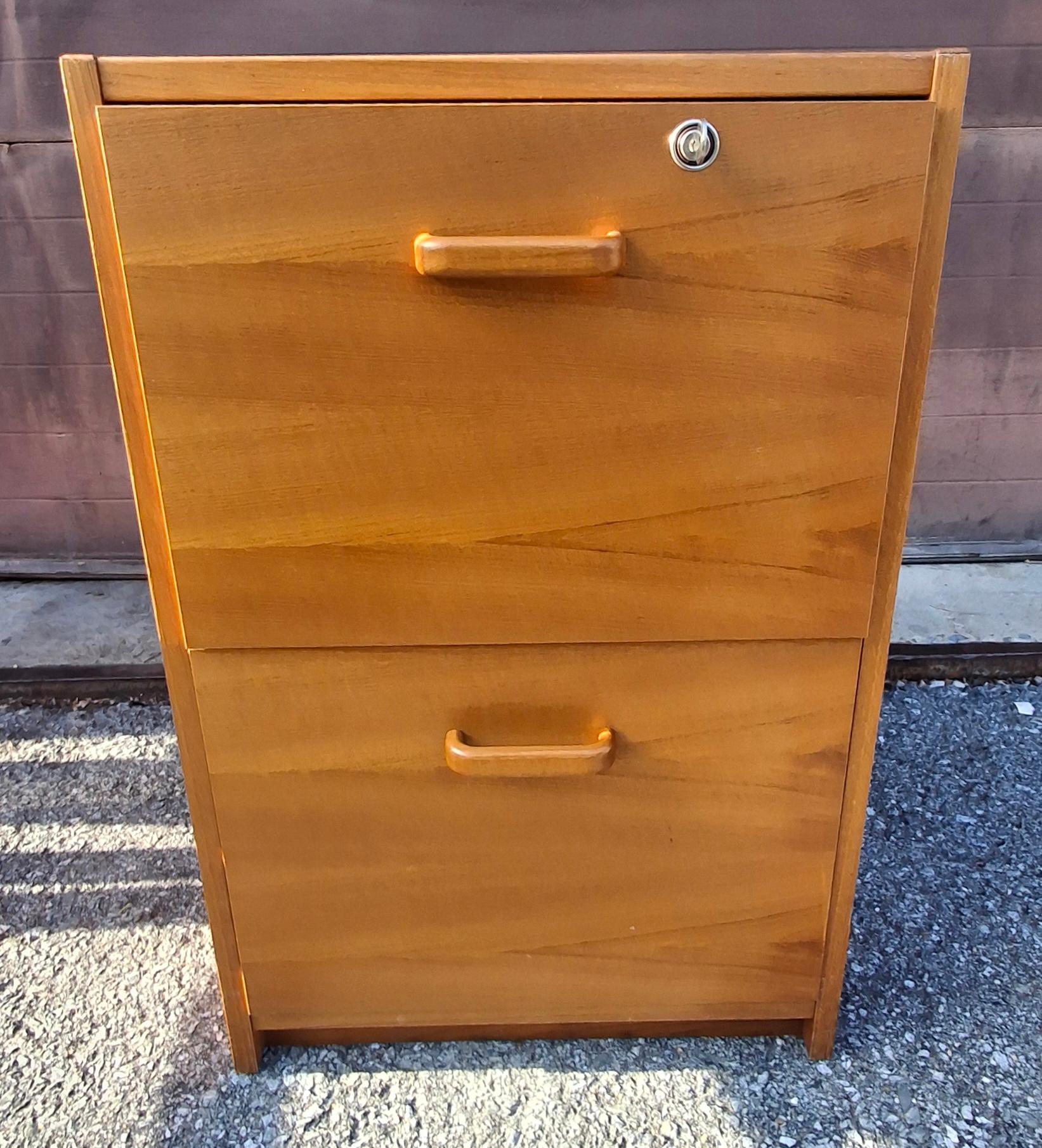 Mid-Century Danish Modern Teak Rolling and Locking Filing Cabinet in vendita 6
