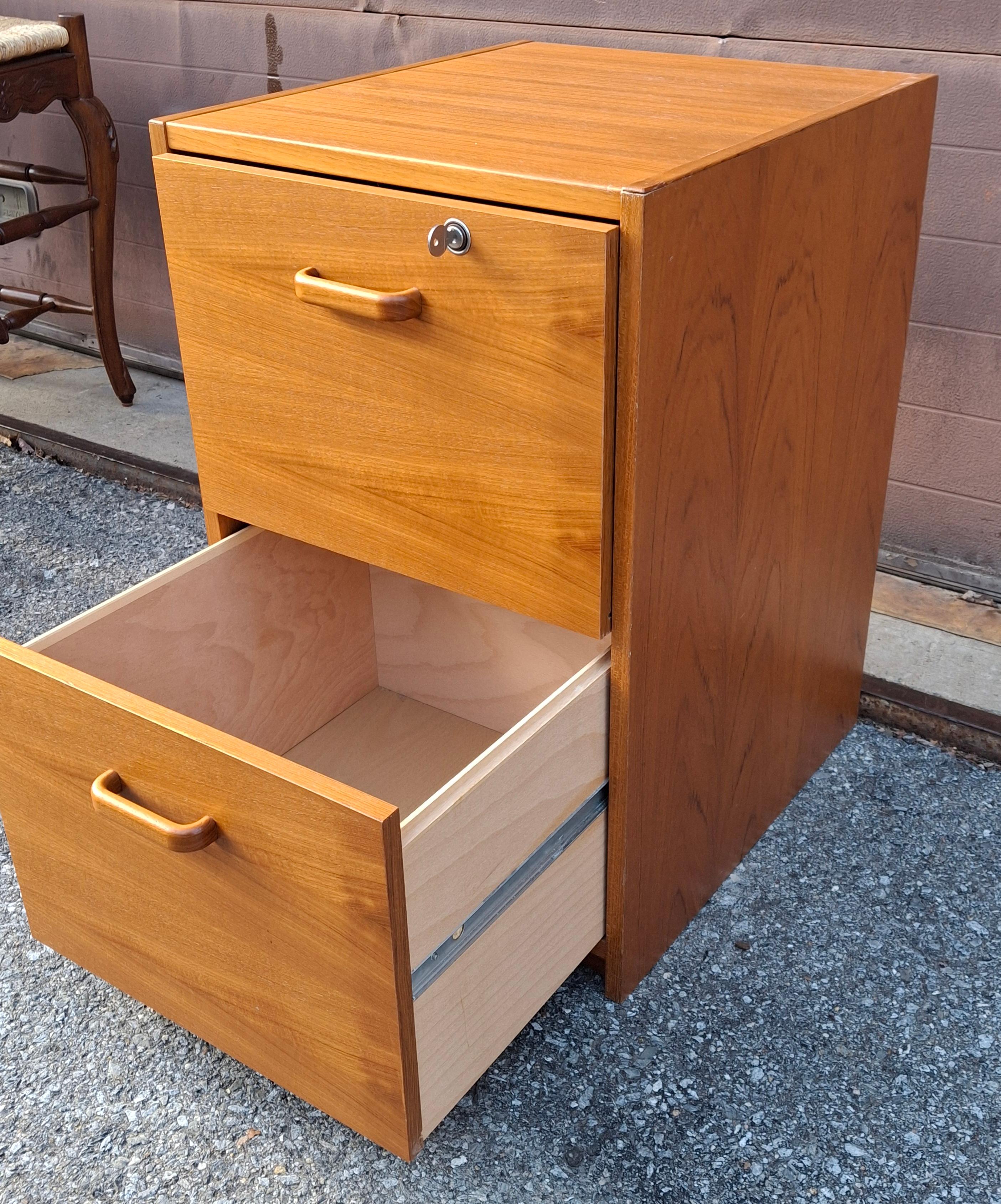 Mid-Century Danish Modern Teak Rolling and Locking Filing Cabinet in vendita 7
