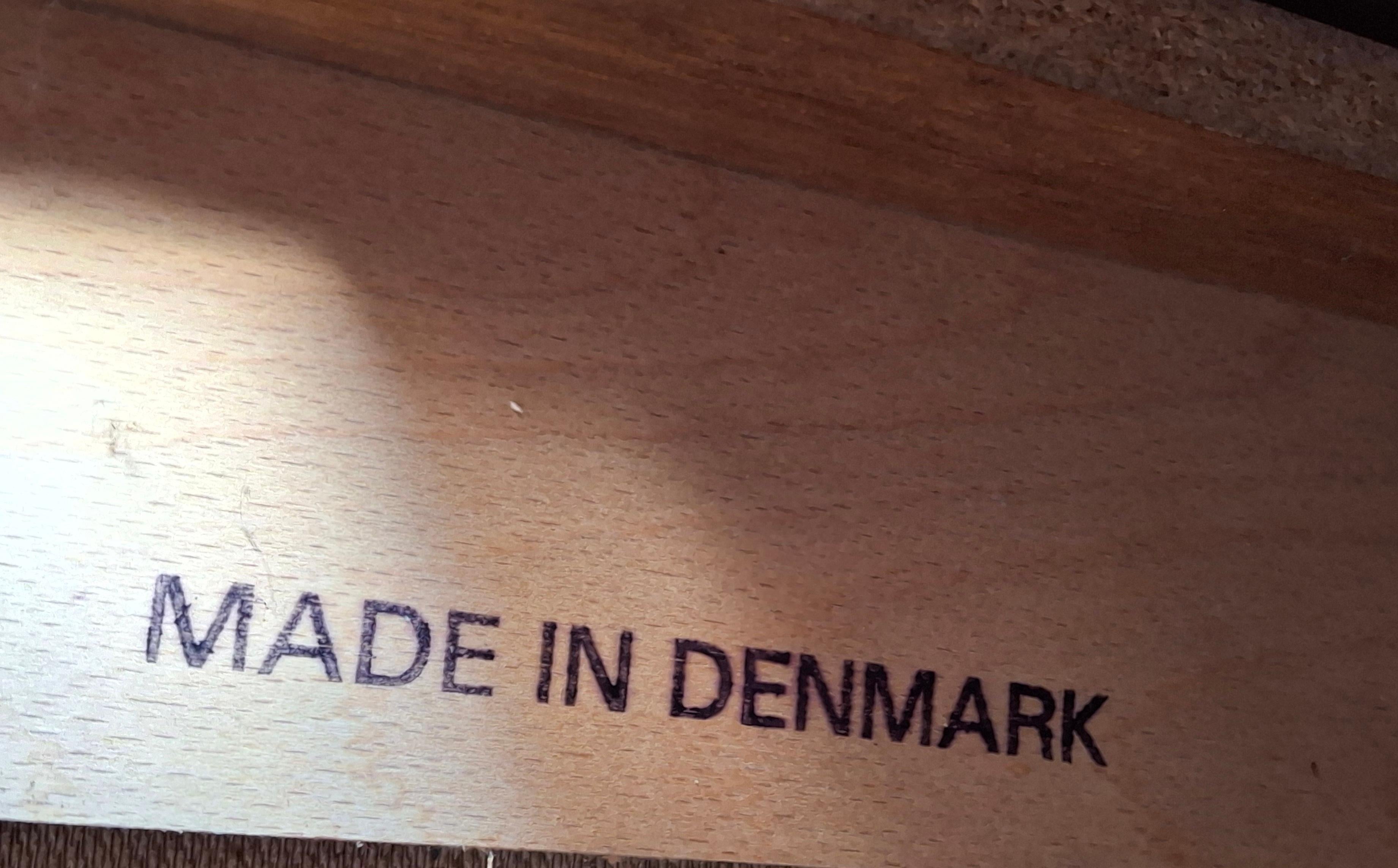 Mid-Century Danish Modern Teak Rolling and Locking Filing Cabinet in vendita 8