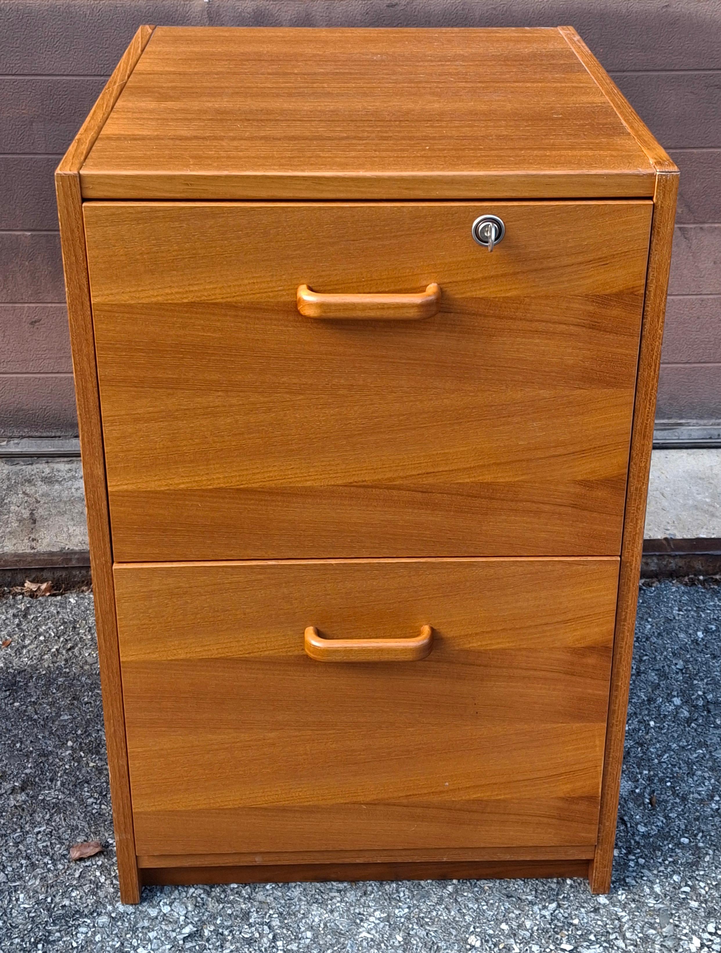 Rolle in teak moderno danese di metà secolo  Armadietto a due cassetti con chiusura a chiave.
Dimensioni:  23,75