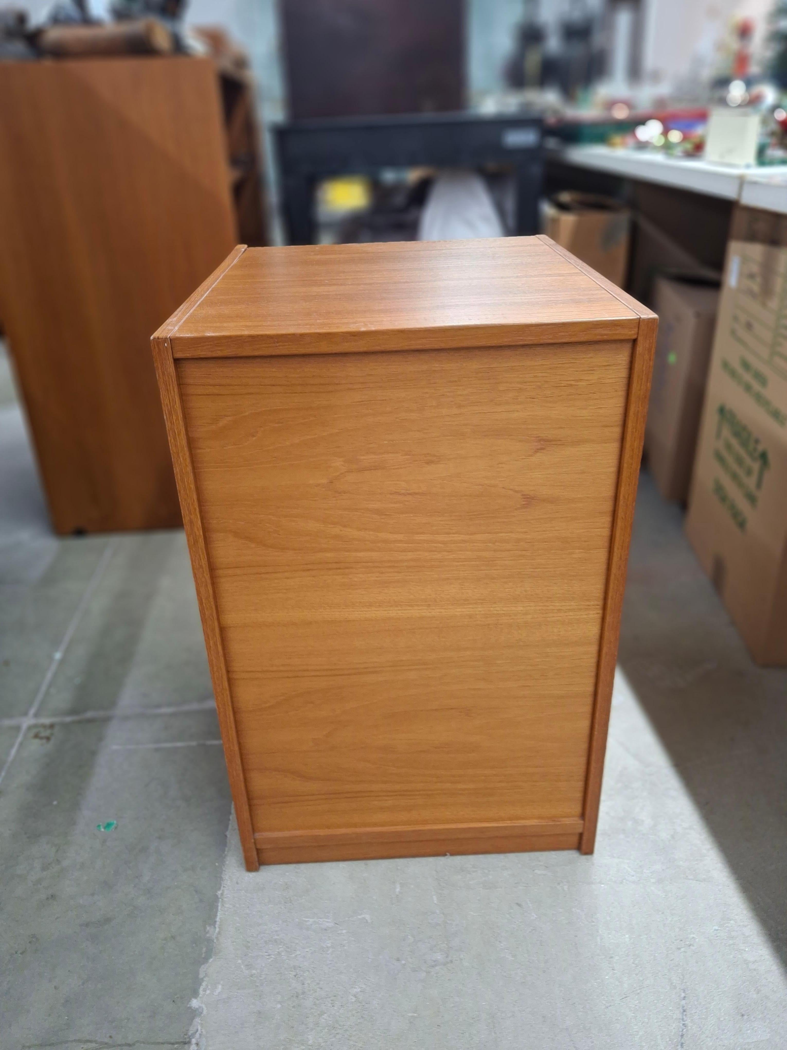 Scandinavo moderno Mid-Century Danish Modern Teak Rolling and Locking Filing Cabinet in vendita