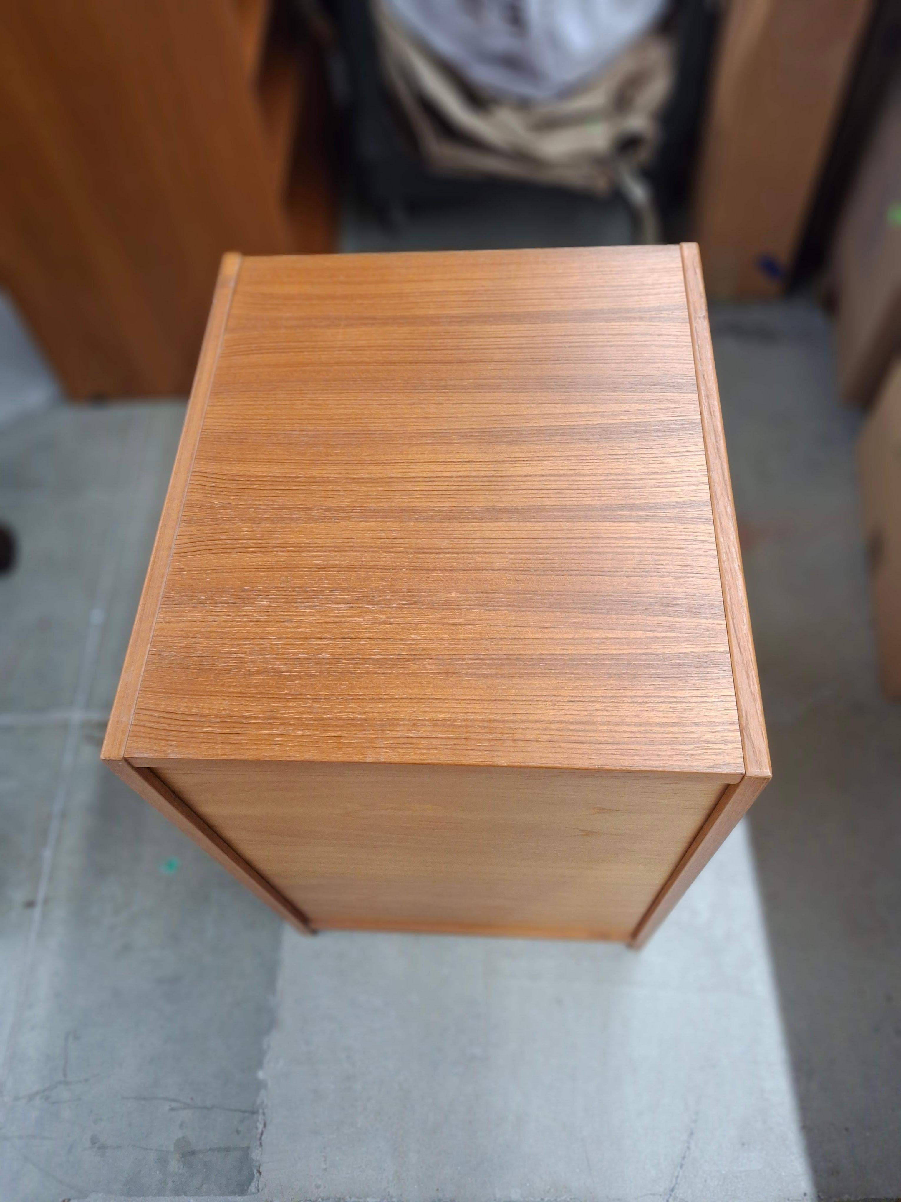 Americano Mid-Century Danish Modern Teak Rolling and Locking Filing Cabinet in vendita