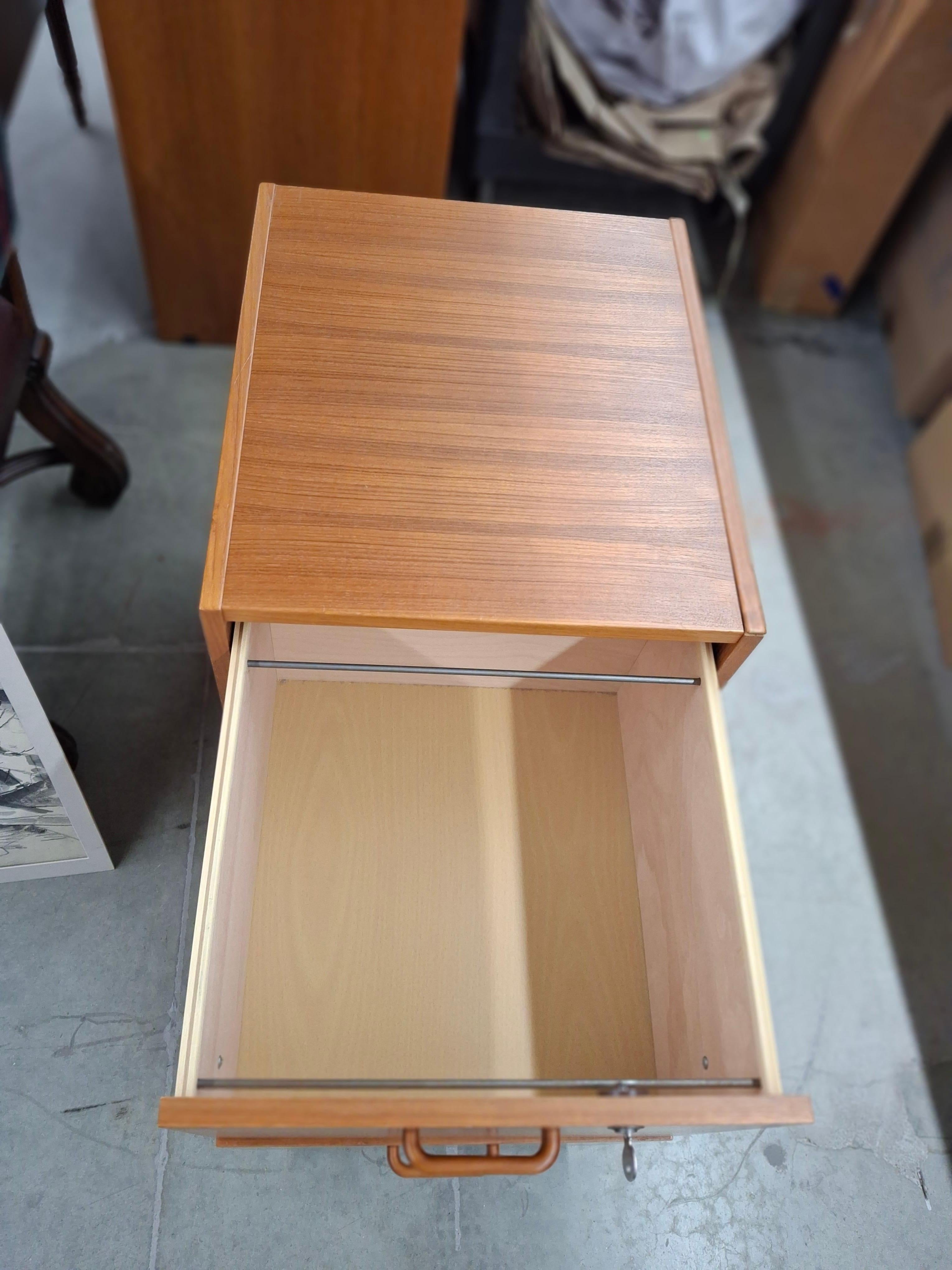 Mid-Century Danish Modern Teak Rolling and Locking Filing Cabinet In condizioni buone in vendita a Germantown, MD
