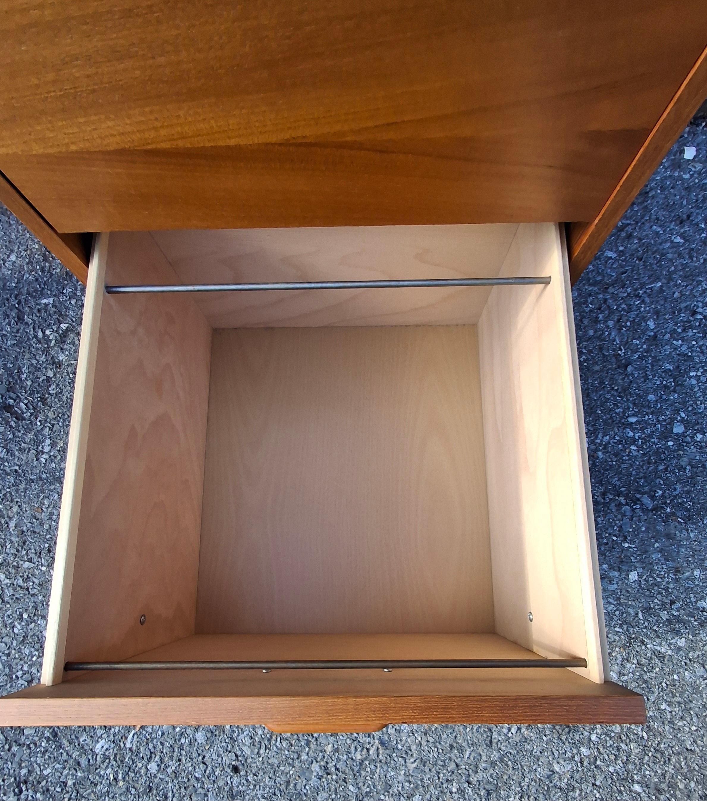 Mid-Century Danish Modern Teak Rolling and Locking Filing Cabinet in vendita 2