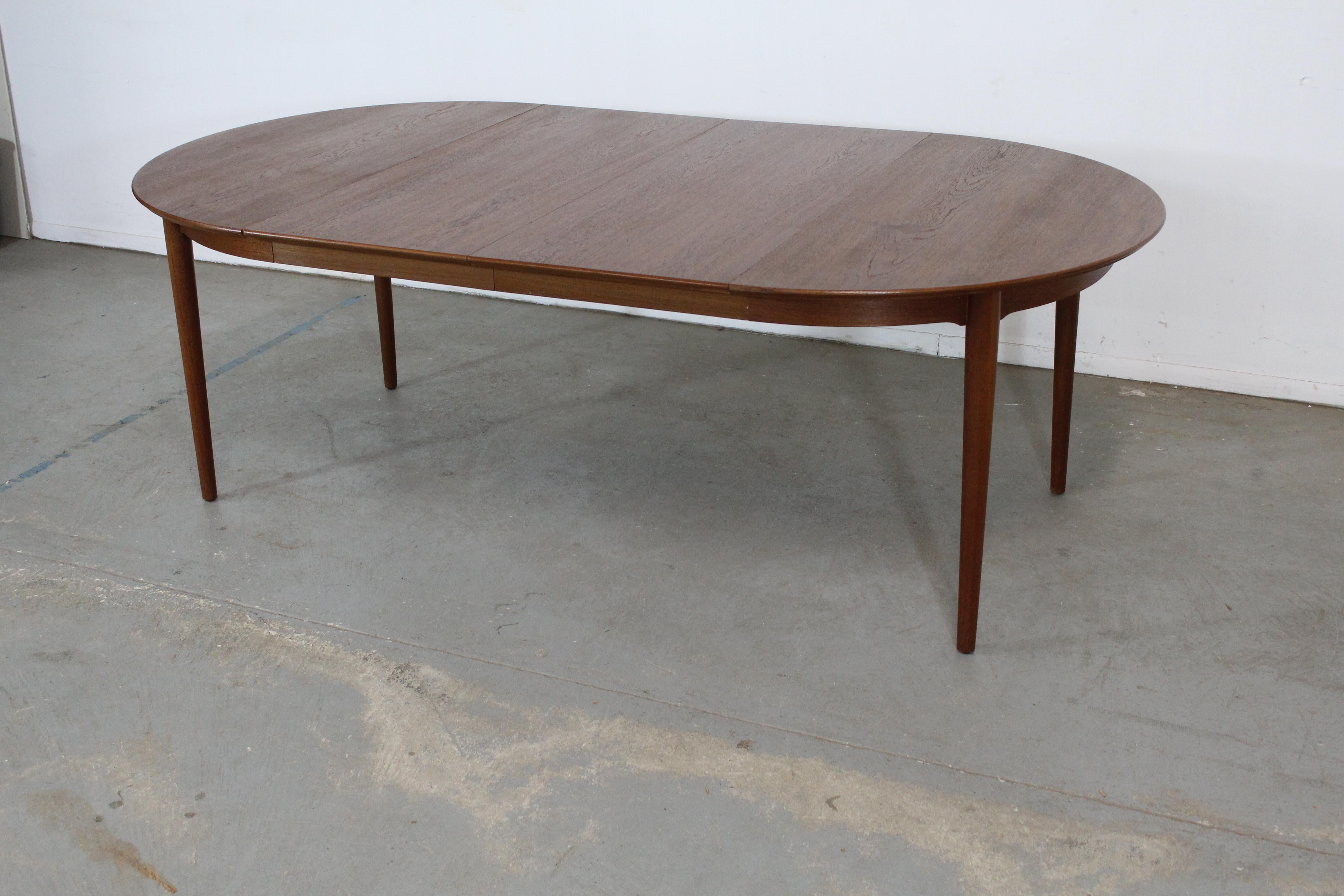 Mid-Century Modern Table de salle à manger ronde en teck, style danois du milieu du siècle, avec 2 rallonges. en vente