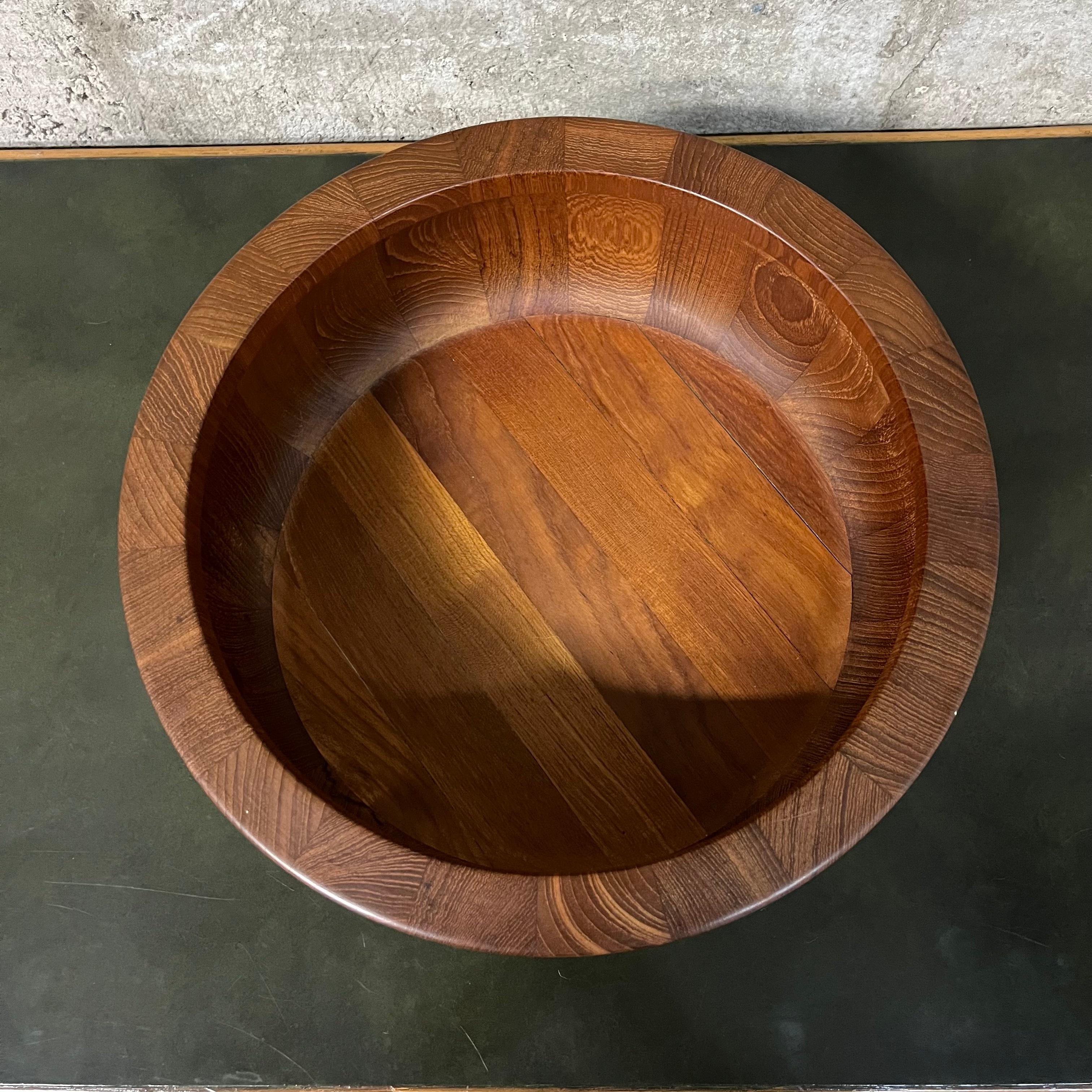 Mid Century Danish Modern Teak Serving Bowl by Jens Quistgaard for Dansk.  For Sale 6