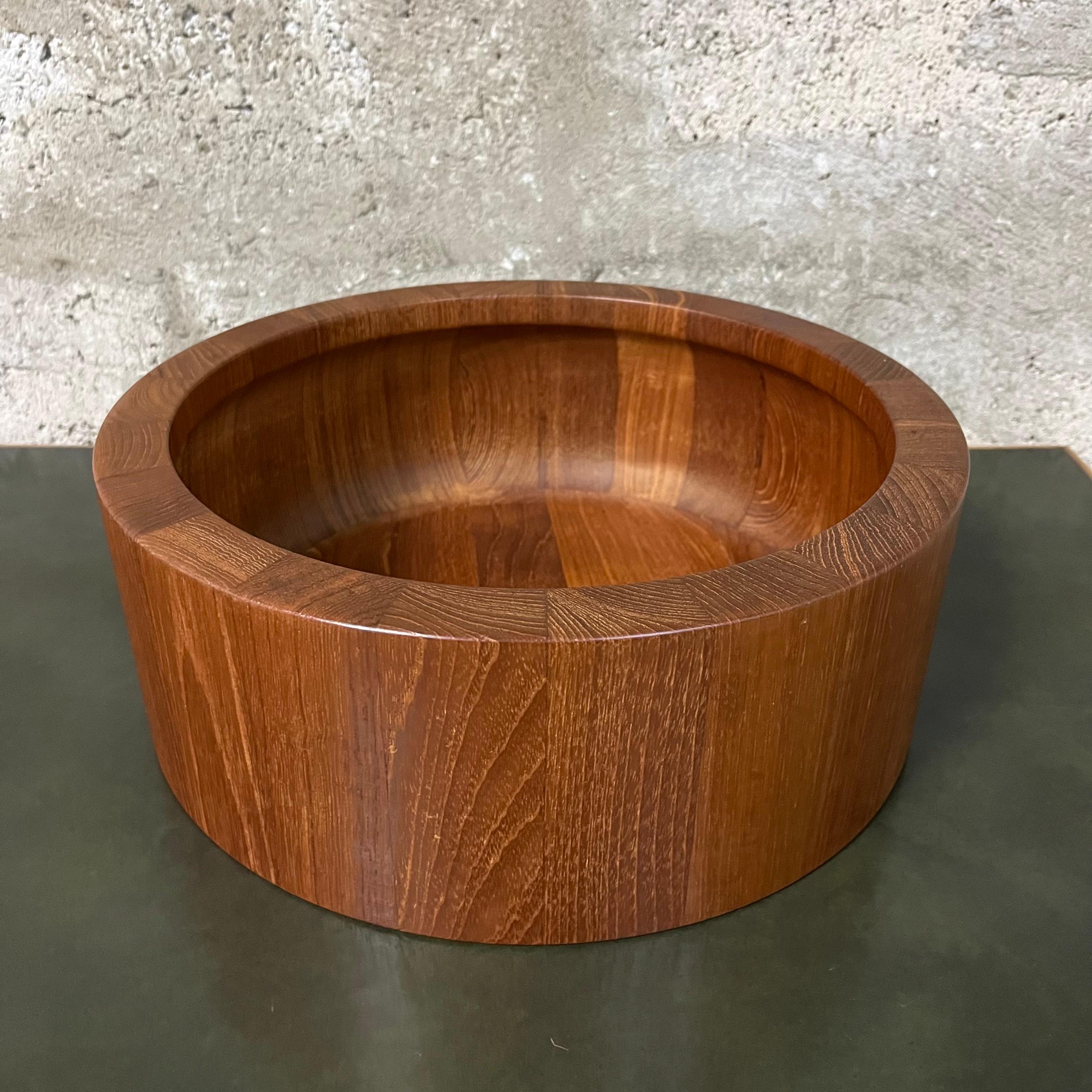 Mid Century Danish Modern Teak Serving Bowl by Jens Quistgaard for Dansk.  In Good Condition For Sale In Miami, FL