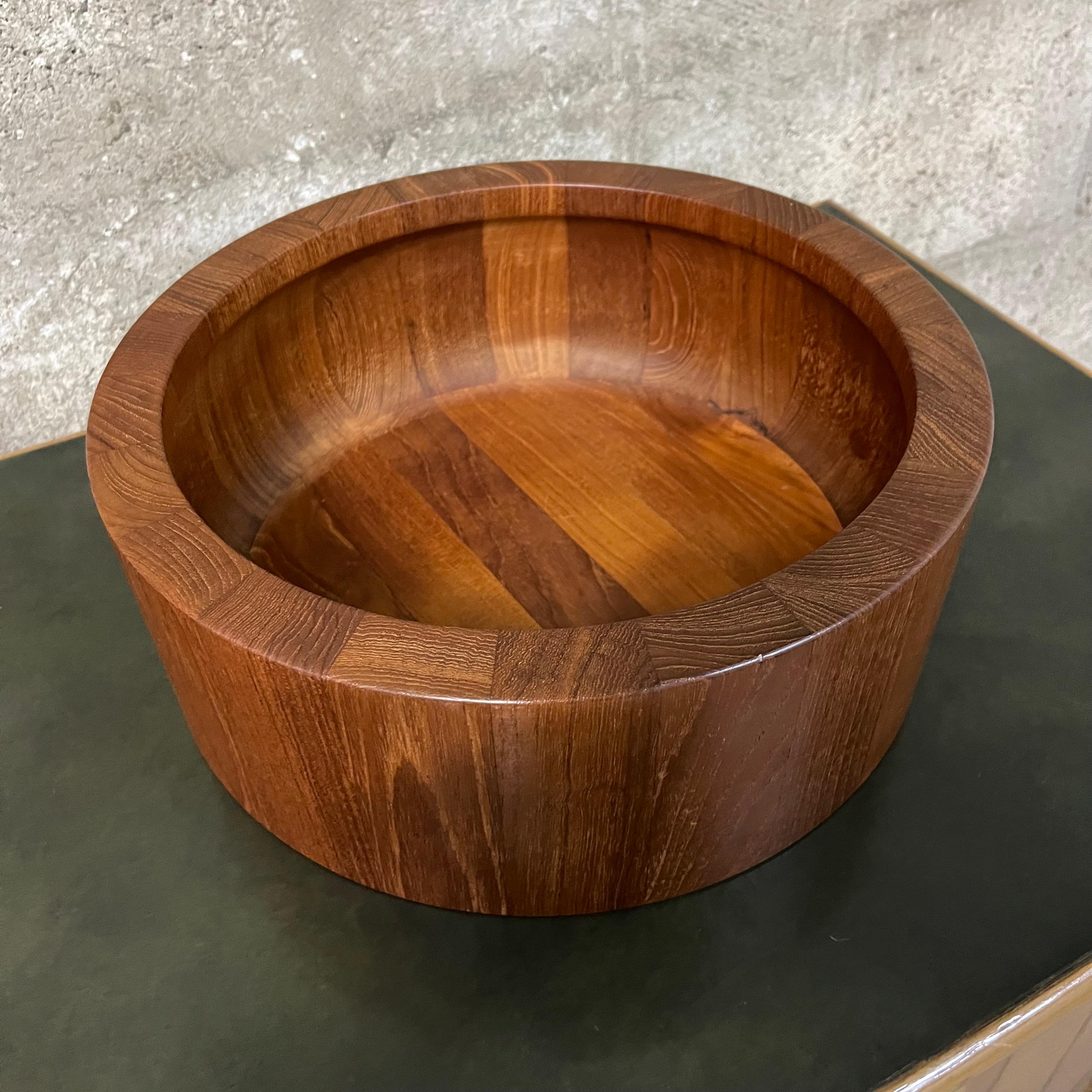 Dänische moderne Servierschale aus Teakholz von Jens Quistgaard für Dansk aus der Mitte des Jahrhunderts. im Angebot 1