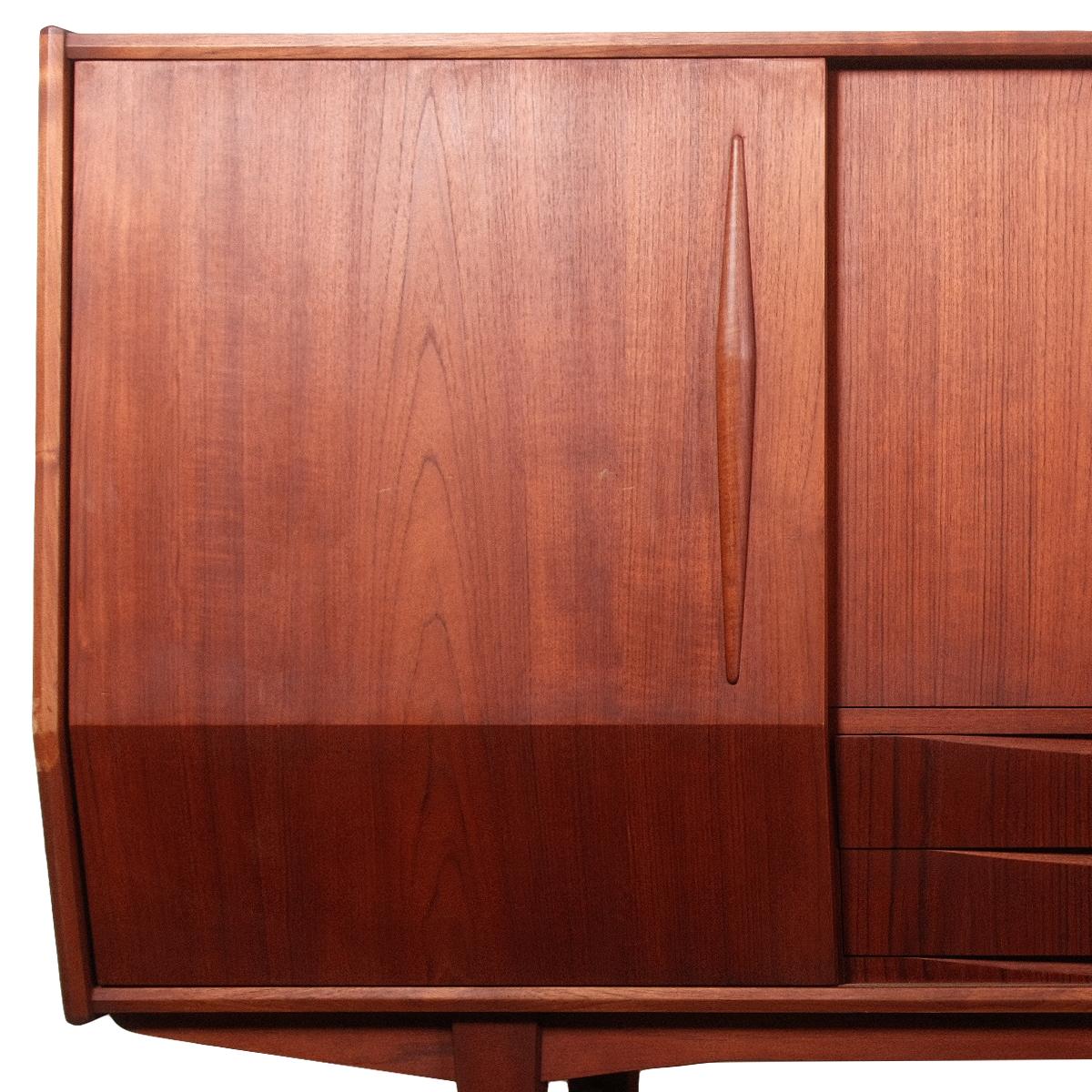 Mid-Century Danish Modern Teak Sideboard Dry Bar, Hans J. Wegner, G-Plan In Good Condition For Sale In High Point, NC