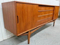 Buffet danois moderne du milieu du siècle dernier en teck