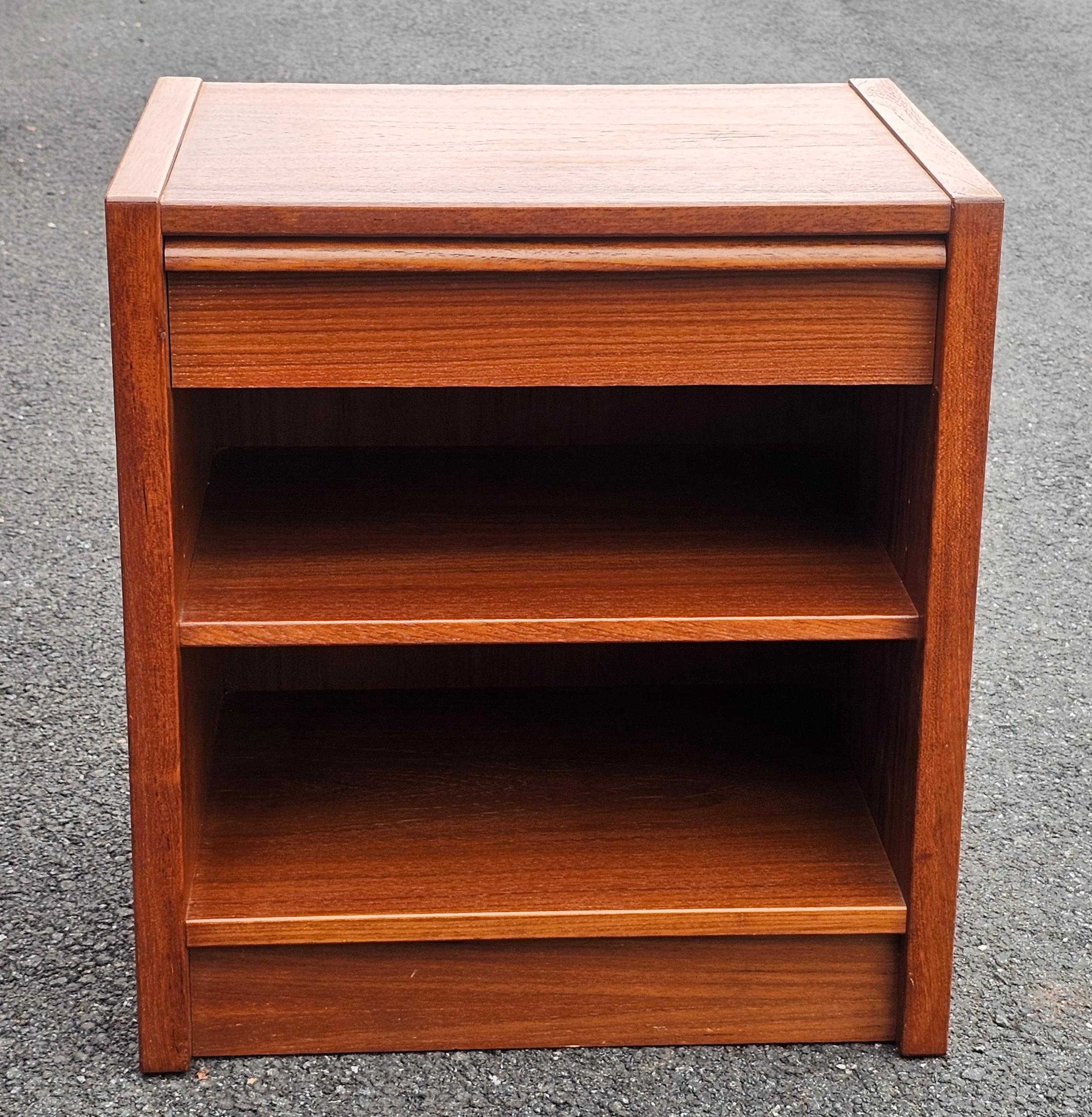 Mid Century Danish Modern Teak Single Drawer Bedside Table For Sale 4