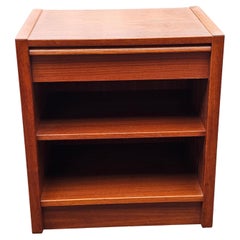 Comodino danese moderno del metà secolo in teak a un cassetto