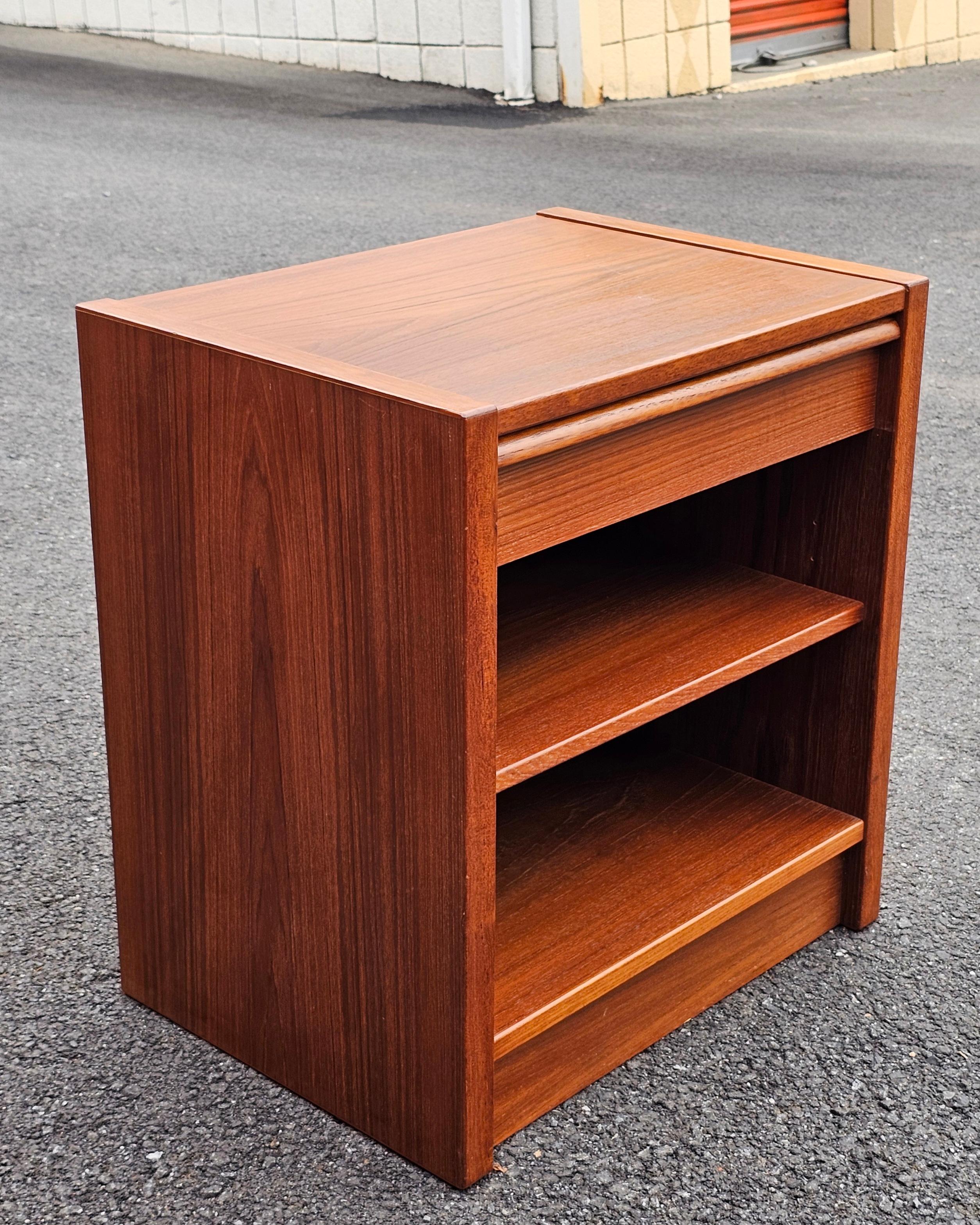 Mid Century Danish Modern Teak Single Drawer Bedside Table In Good Condition For Sale In Germantown, MD
