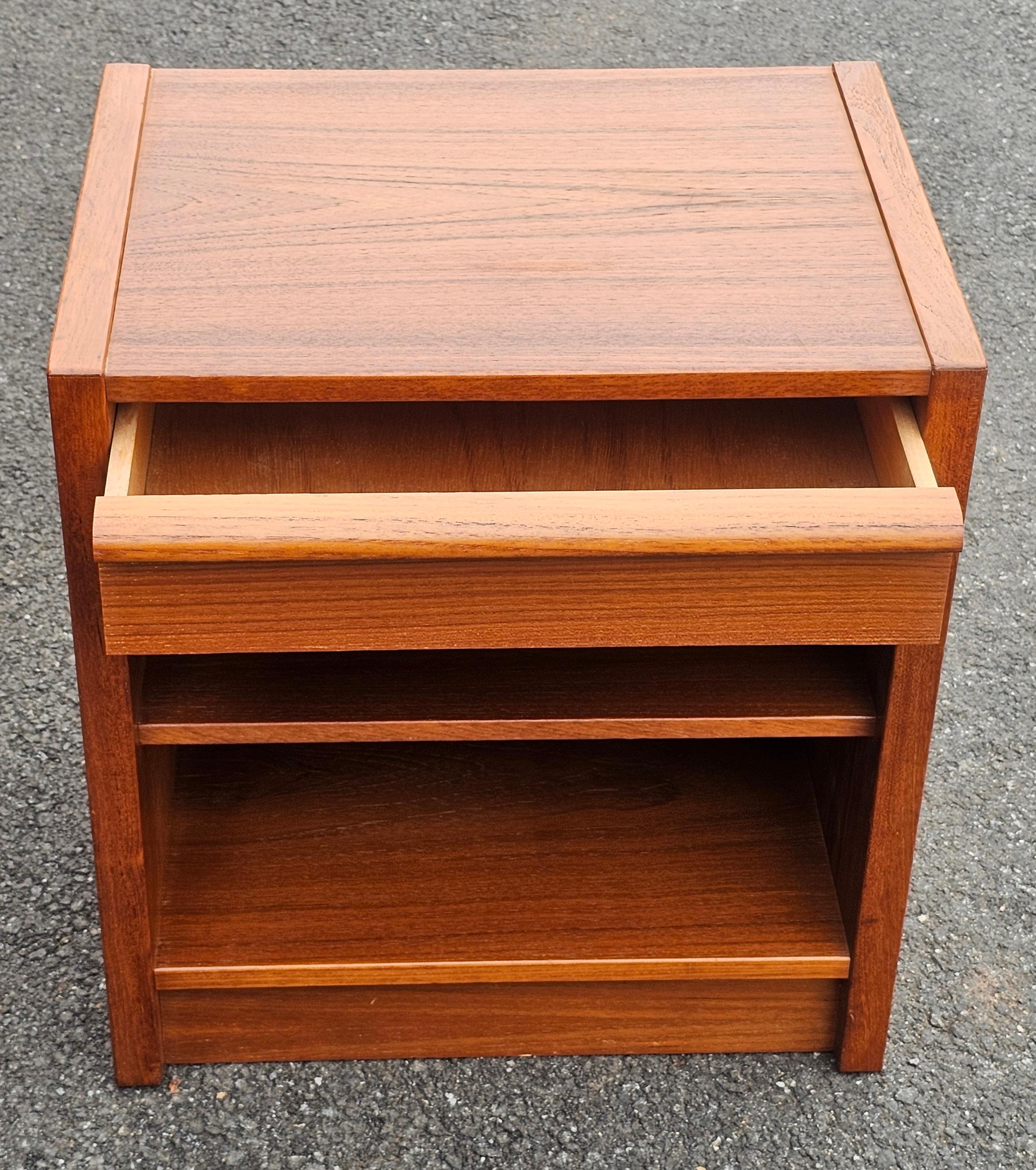Mid Century Danish Modern Teak Single Drawer Bedside Table For Sale 1