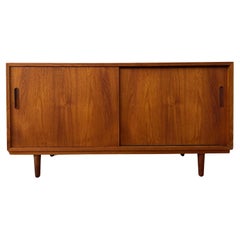 Dänische moderne Teakholz-Anrichte mit Schiebetür und Sideboard auf konisch zulaufenden Beinen, Mid-Century Modern