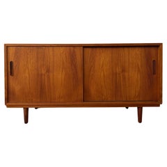Dänische moderne Teakholz-Anrichte mit Schiebetür und Sideboard auf konisch zulaufenden Beinen, Mid-Century Modern