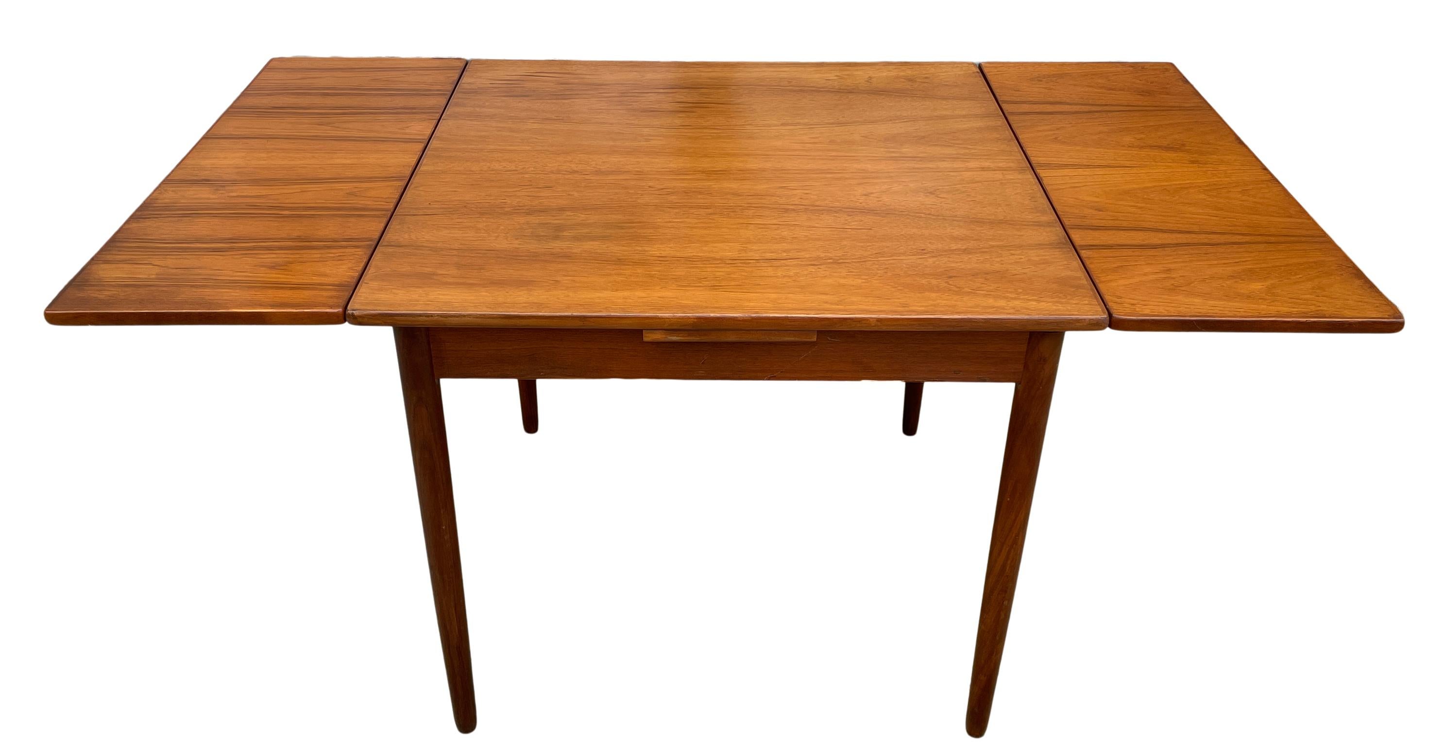 Mid Century Danish Modern Teak Small Refectory Extension Dining Table In Good Condition In BROOKLYN, NY