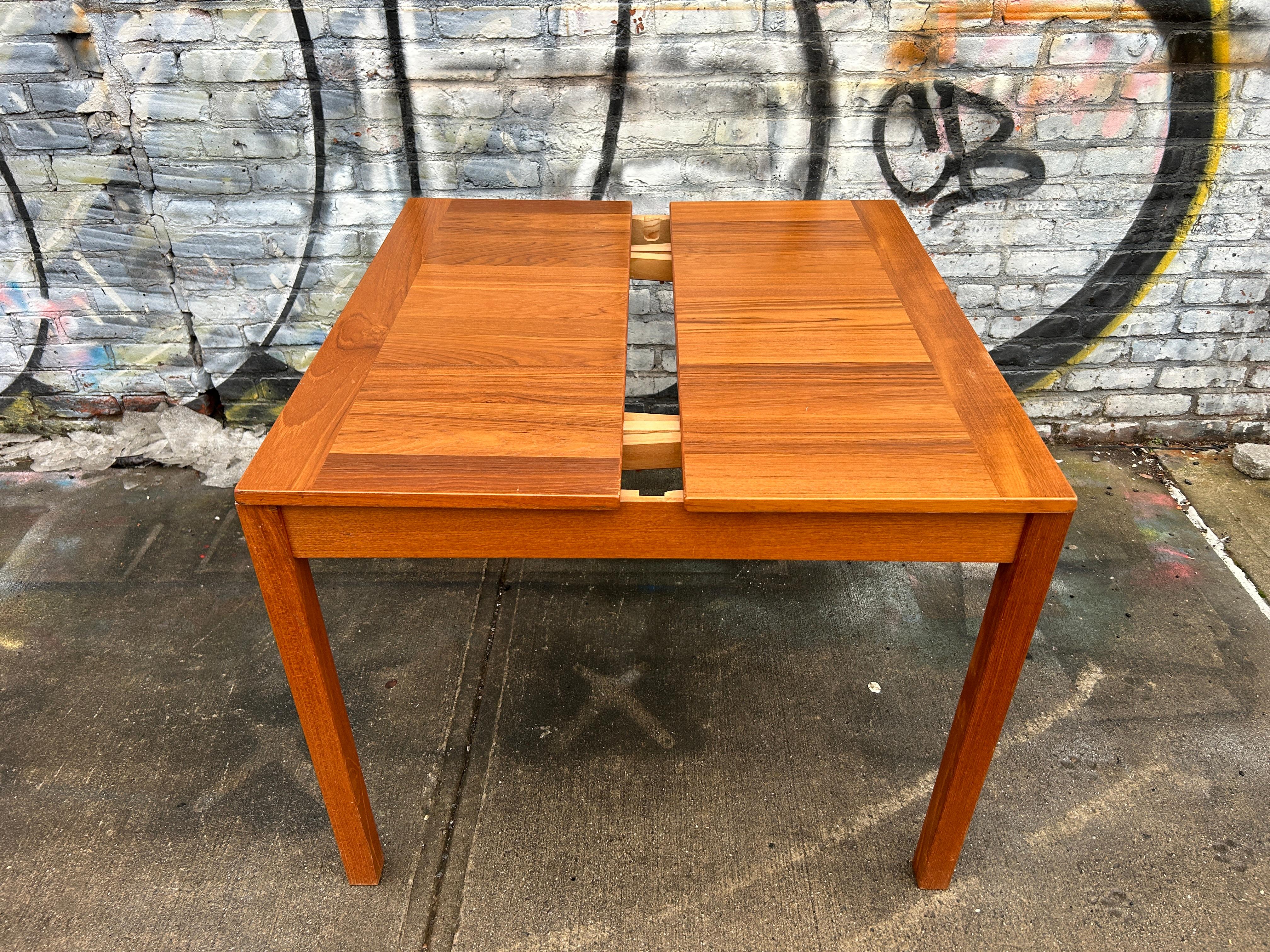 Petite table de salle à manger carrée à rallonge en teck Danish Modern du milieu du siècle dernier  Bon état à BROOKLYN, NY