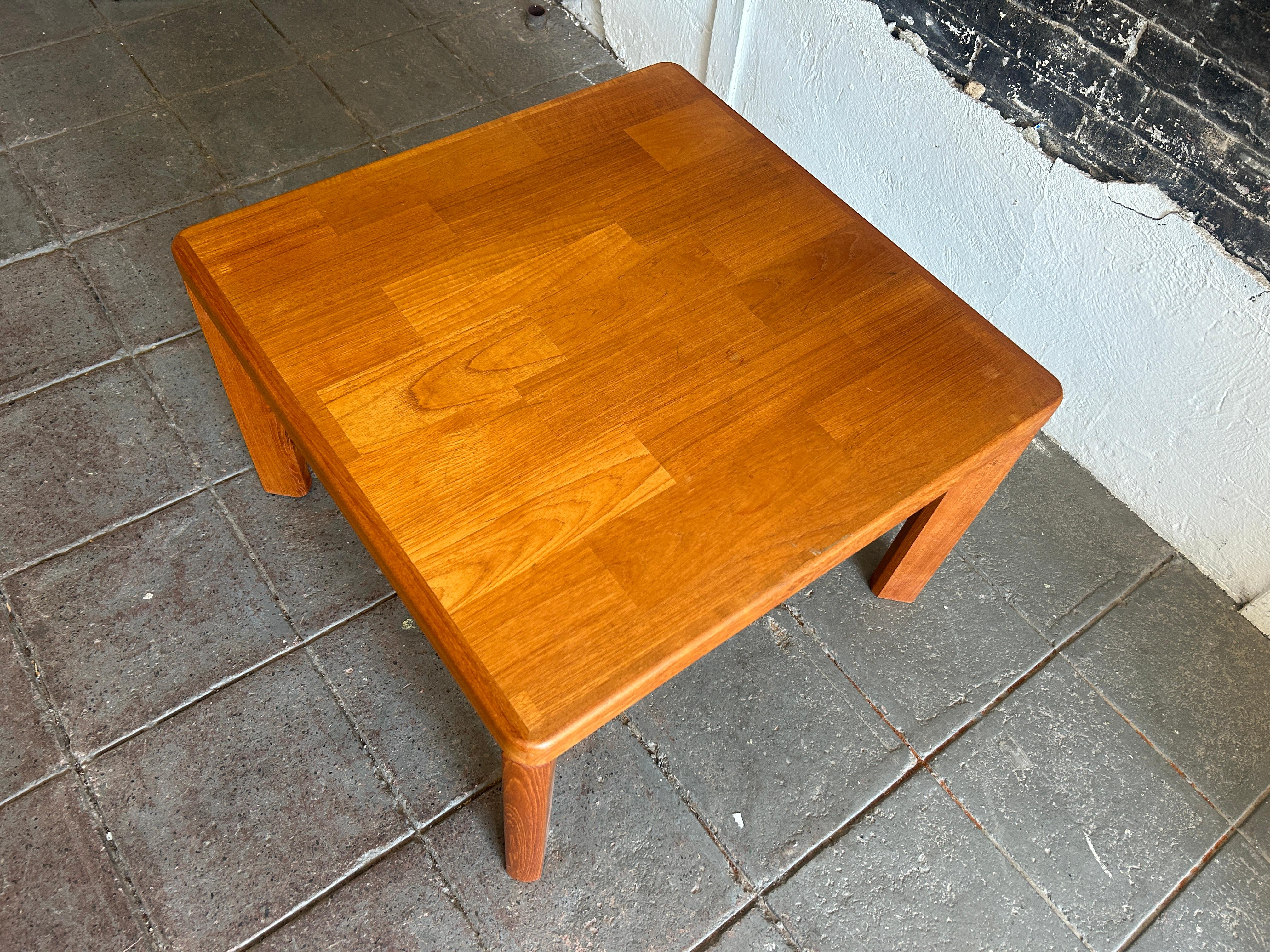 Table basse carrée en teck moderne danois du milieu du siècle - Les pieds se déboîtent. Tout est très propre. Magnifique table basse en bois de teck. Pas de labels. Situé à Brooklyn NYC.

(2) tables assorties disponibles 