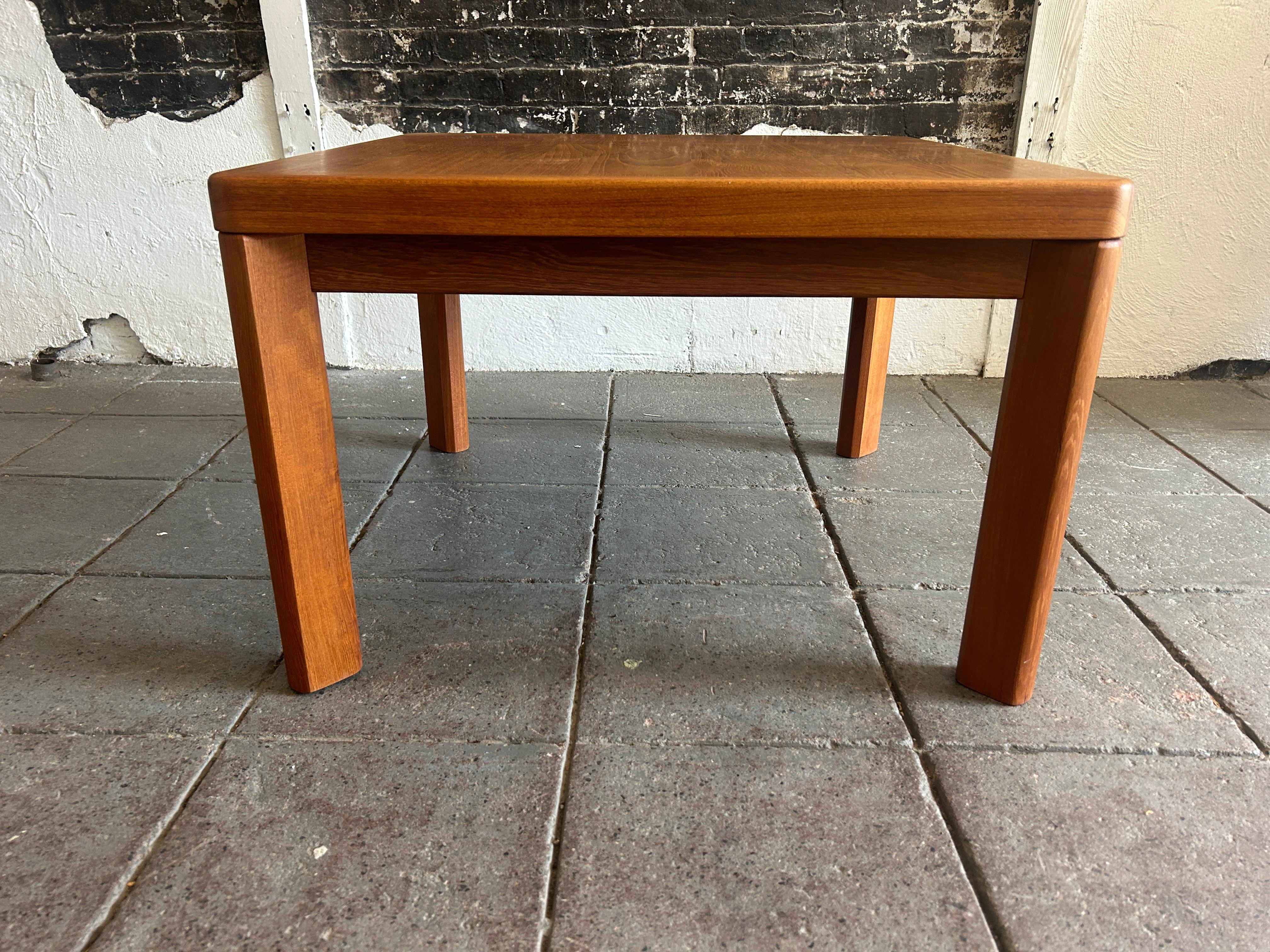 Mid Century Danish Modern Teak square Coffee Table In Good Condition For Sale In BROOKLYN, NY