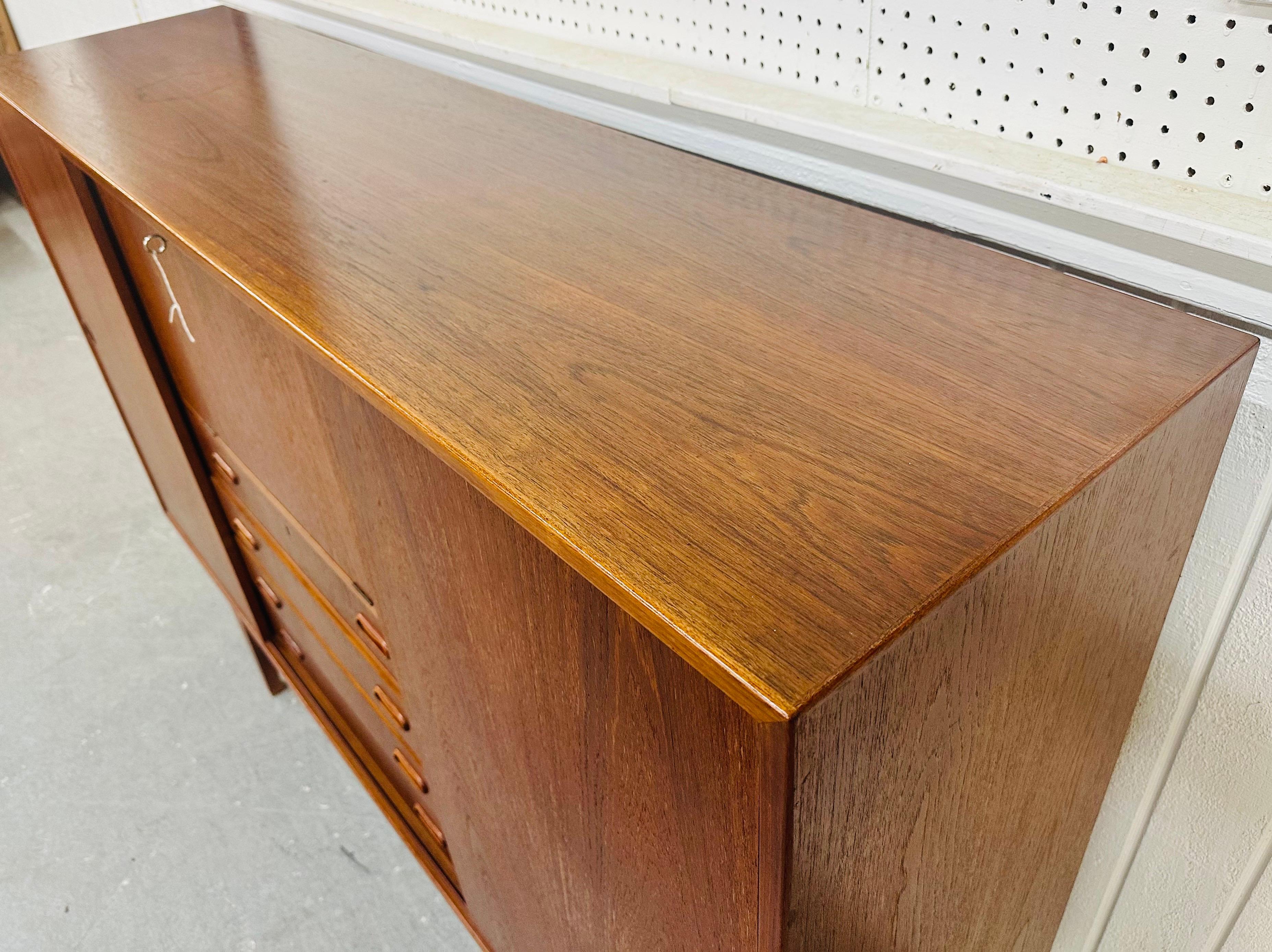 Danese Armadietto moderno danese di metà secolo in teak in vendita