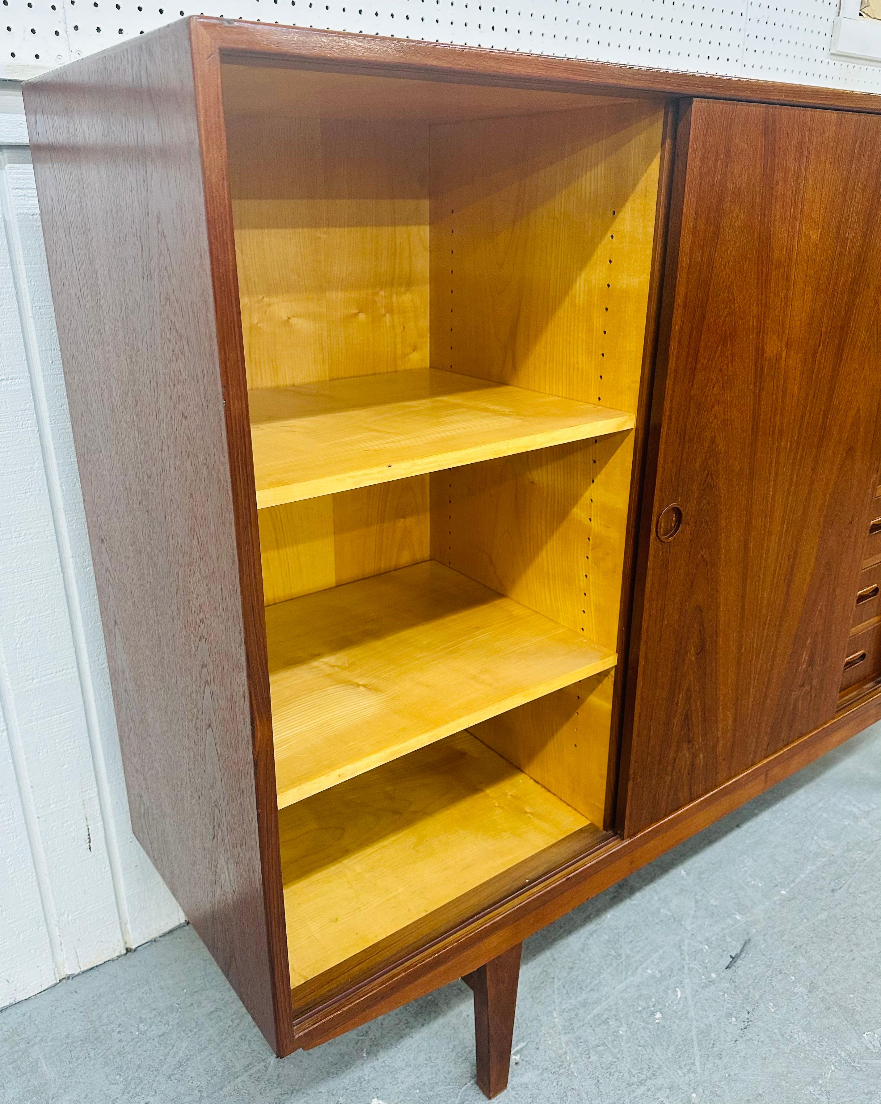 Armadietto moderno danese di metà secolo in teak In condizioni buone in vendita a Clarksboro, NJ