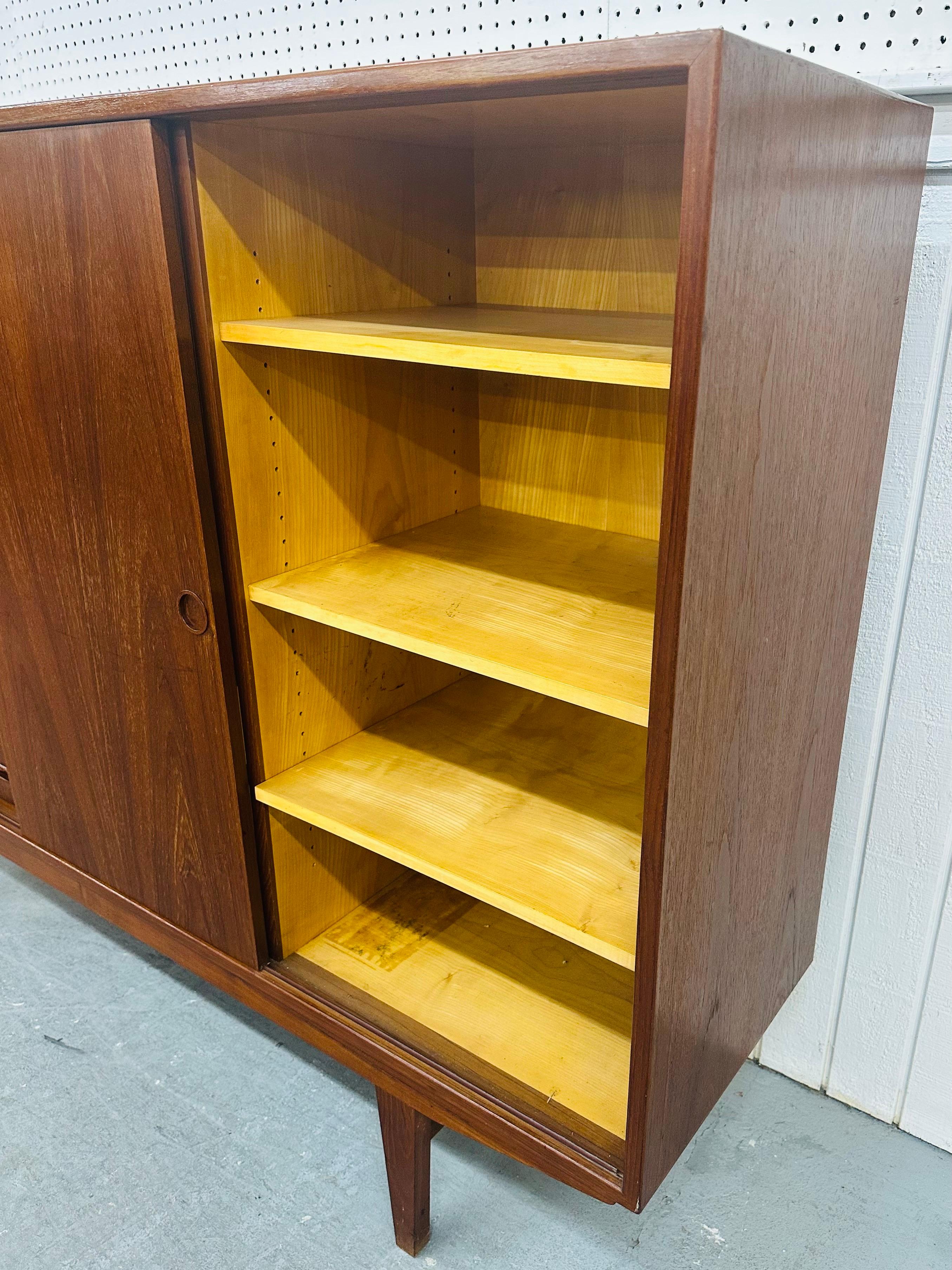 XX secolo Armadietto moderno danese di metà secolo in teak in vendita