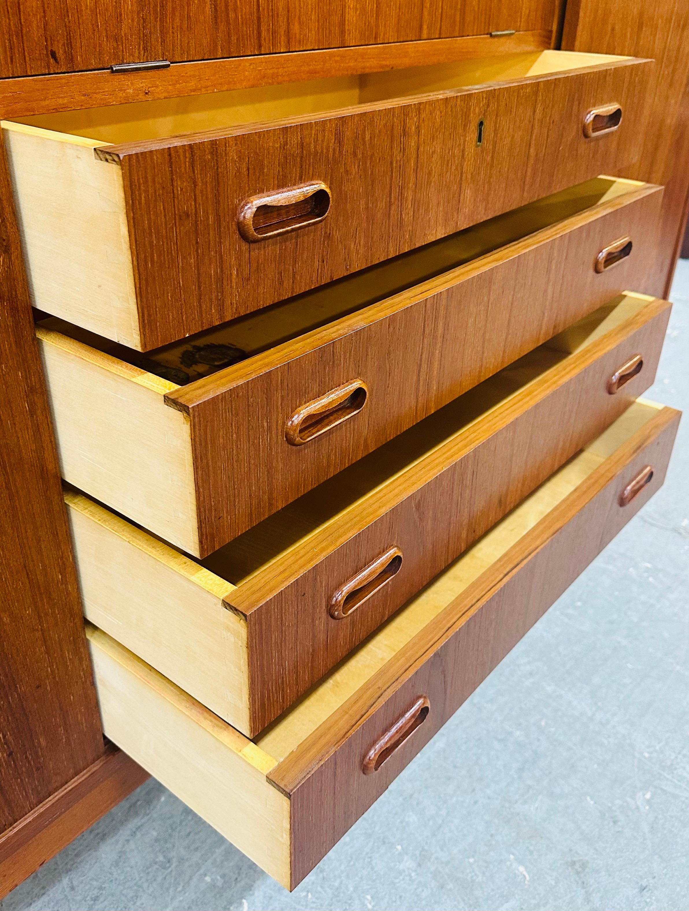 Armadietto moderno danese di metà secolo in teak in vendita 1