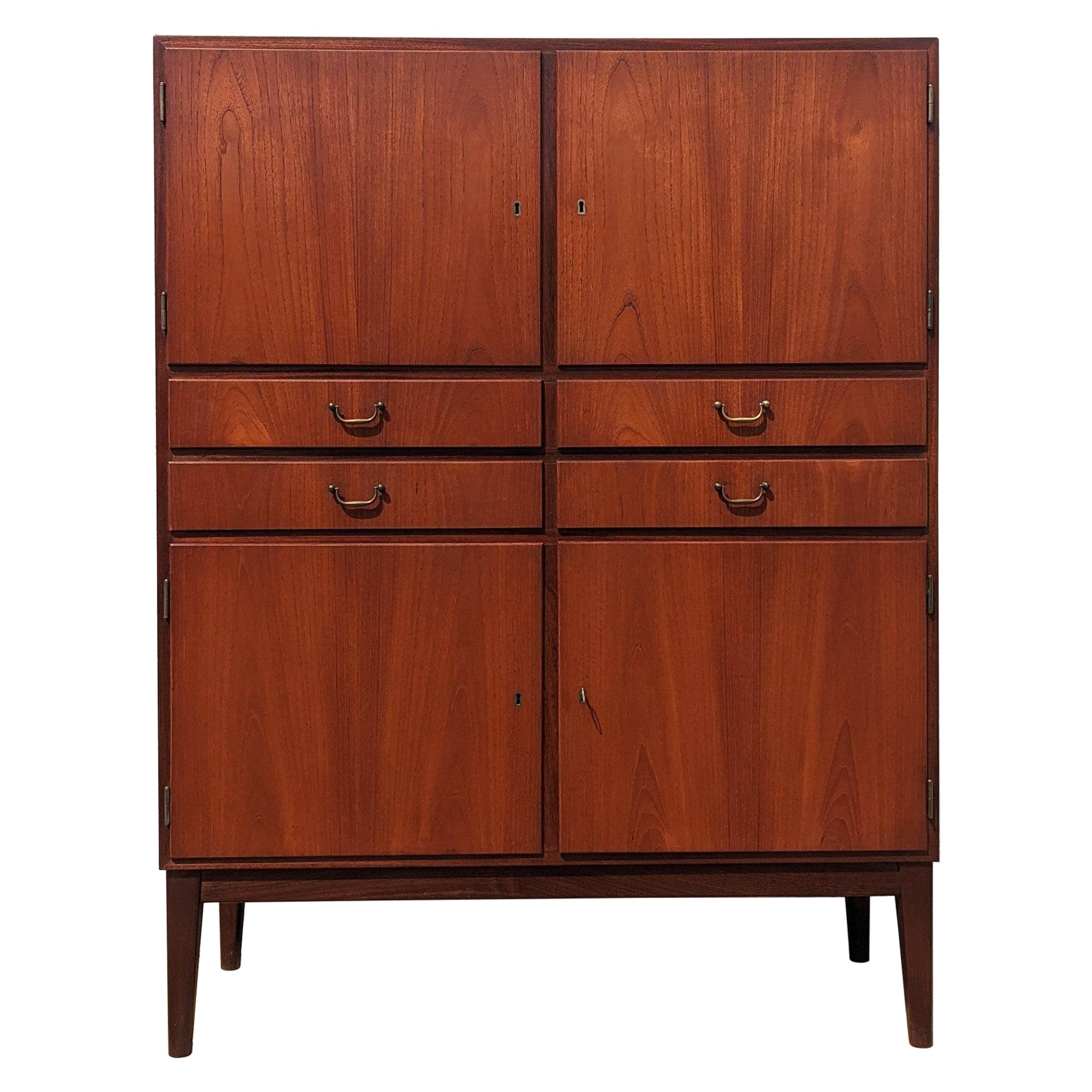 Armadio alto in teak danese moderno del metà secolo