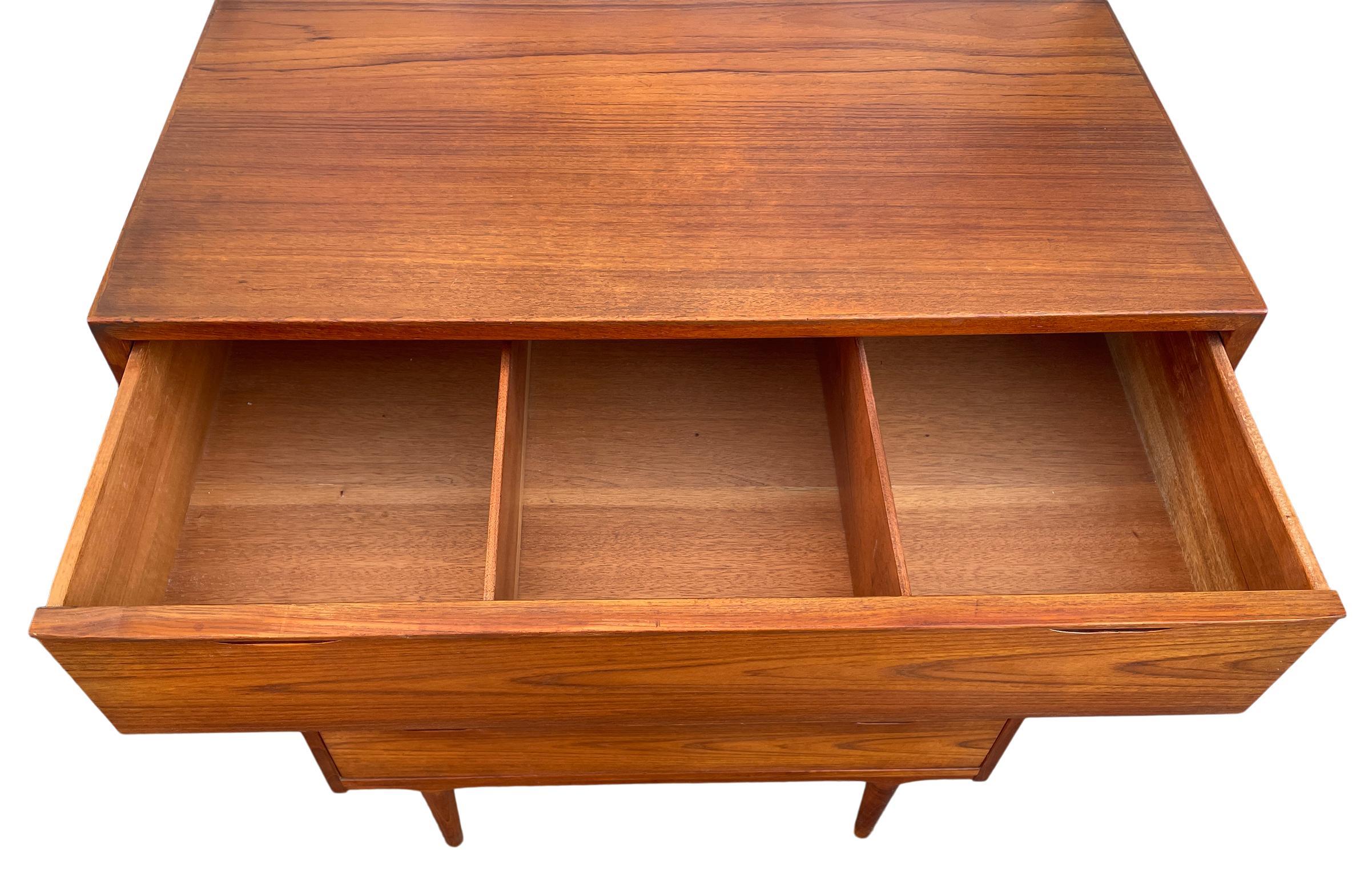 Grande commode en teck moderne danois du milieu du siècle par Arne Vodder Danemark en vente 2