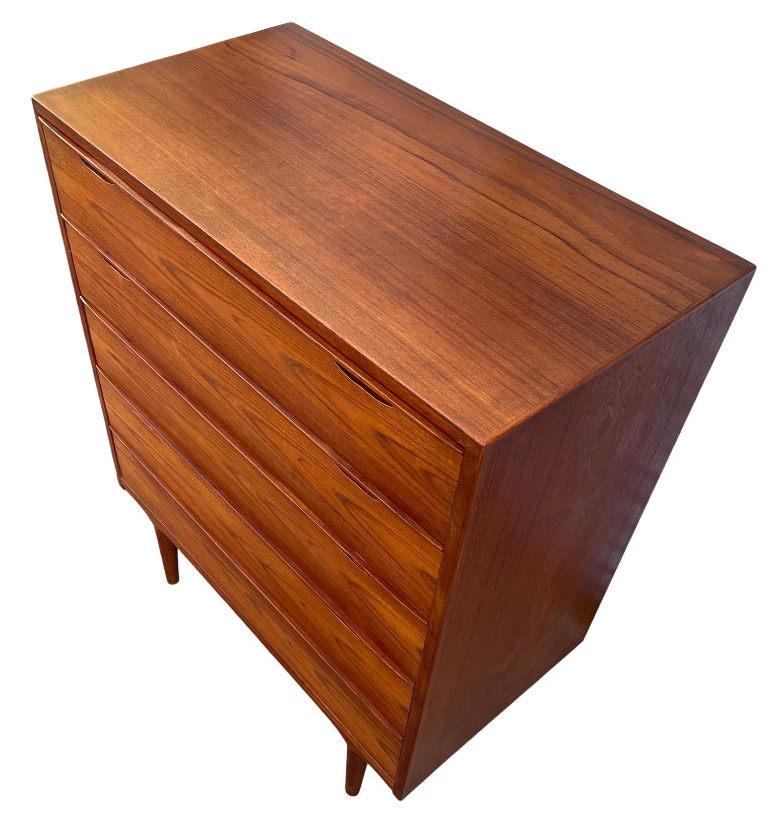 Danois Grande commode en teck moderne danois du milieu du siècle par Arne Vodder Danemark en vente