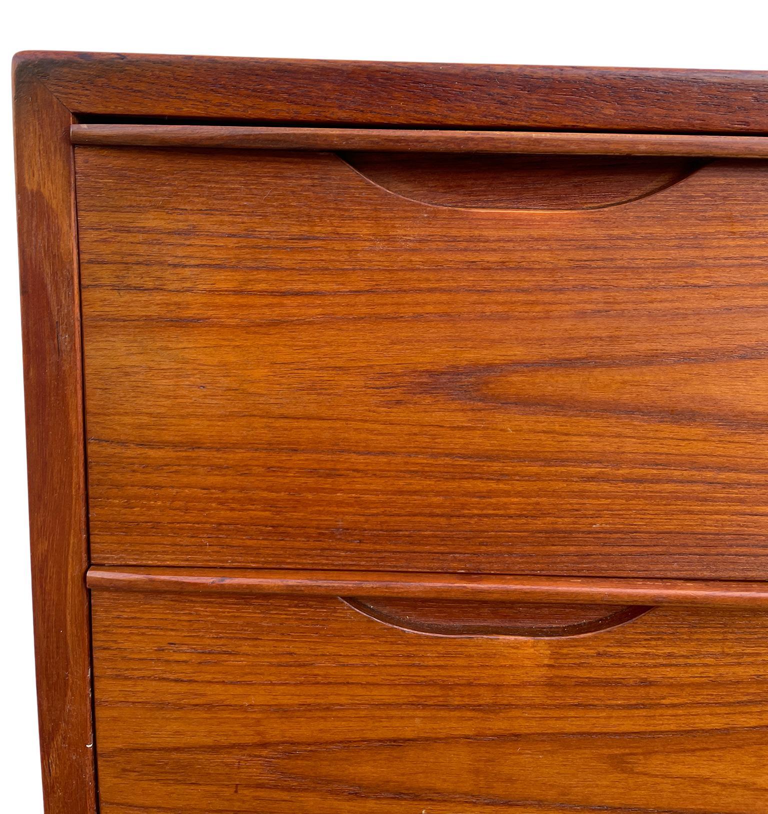 Travail du bois Grande commode en teck moderne danois du milieu du siècle par Arne Vodder Danemark en vente