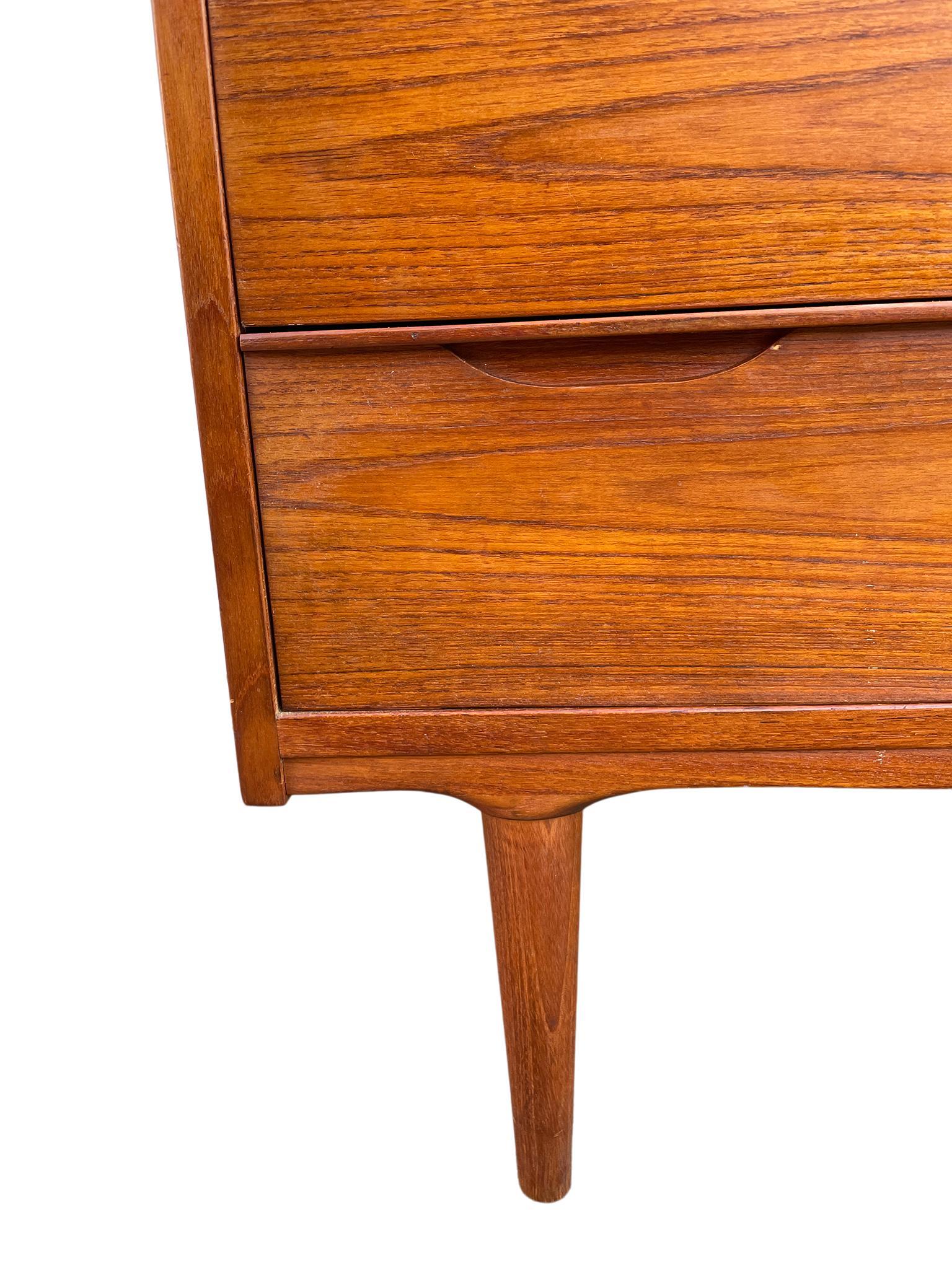 20ième siècle Grande commode en teck moderne danois du milieu du siècle par Arne Vodder Danemark en vente